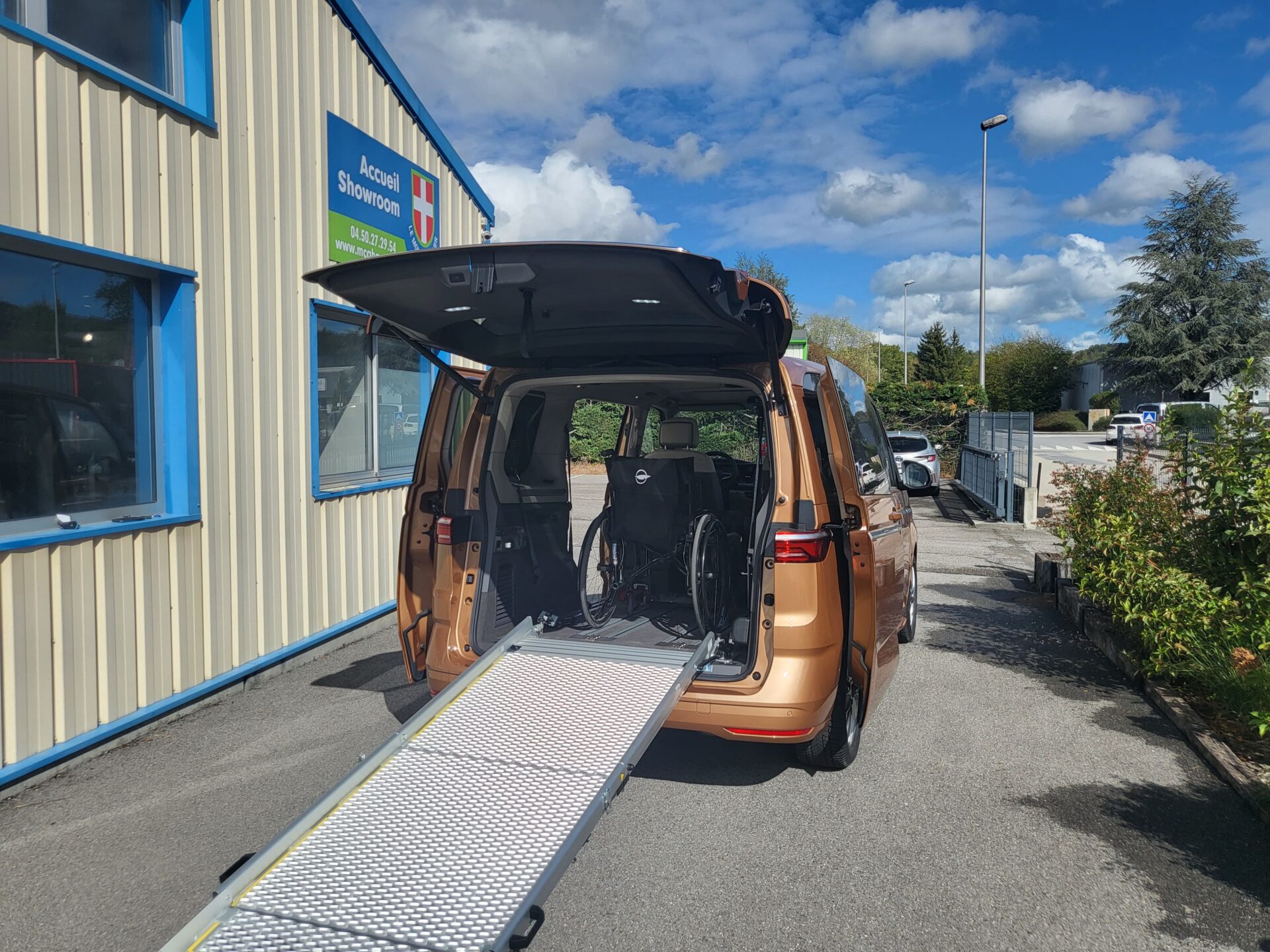 installation d’une rampe alu 3 vantaux pour le chargement d’une personne en fauteuil roulant