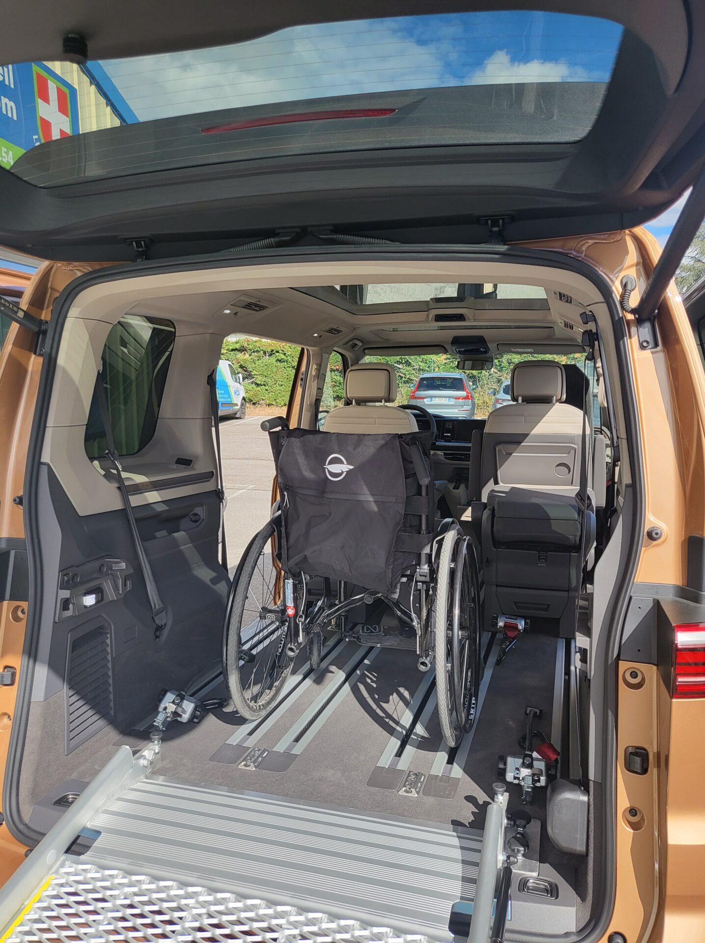 installation d’une rampe alu 3 vantaux pour le chargement d’une personne en fauteuil roulant