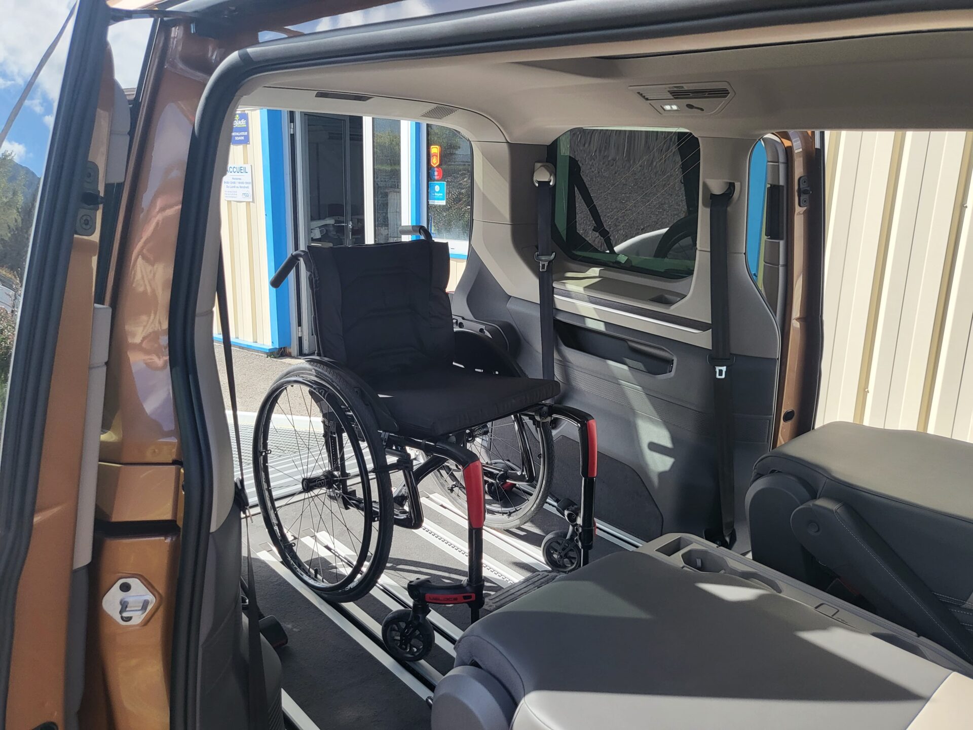installation d’une rampe alu 3 vantaux pour le chargement d’une personne en fauteuil roulant