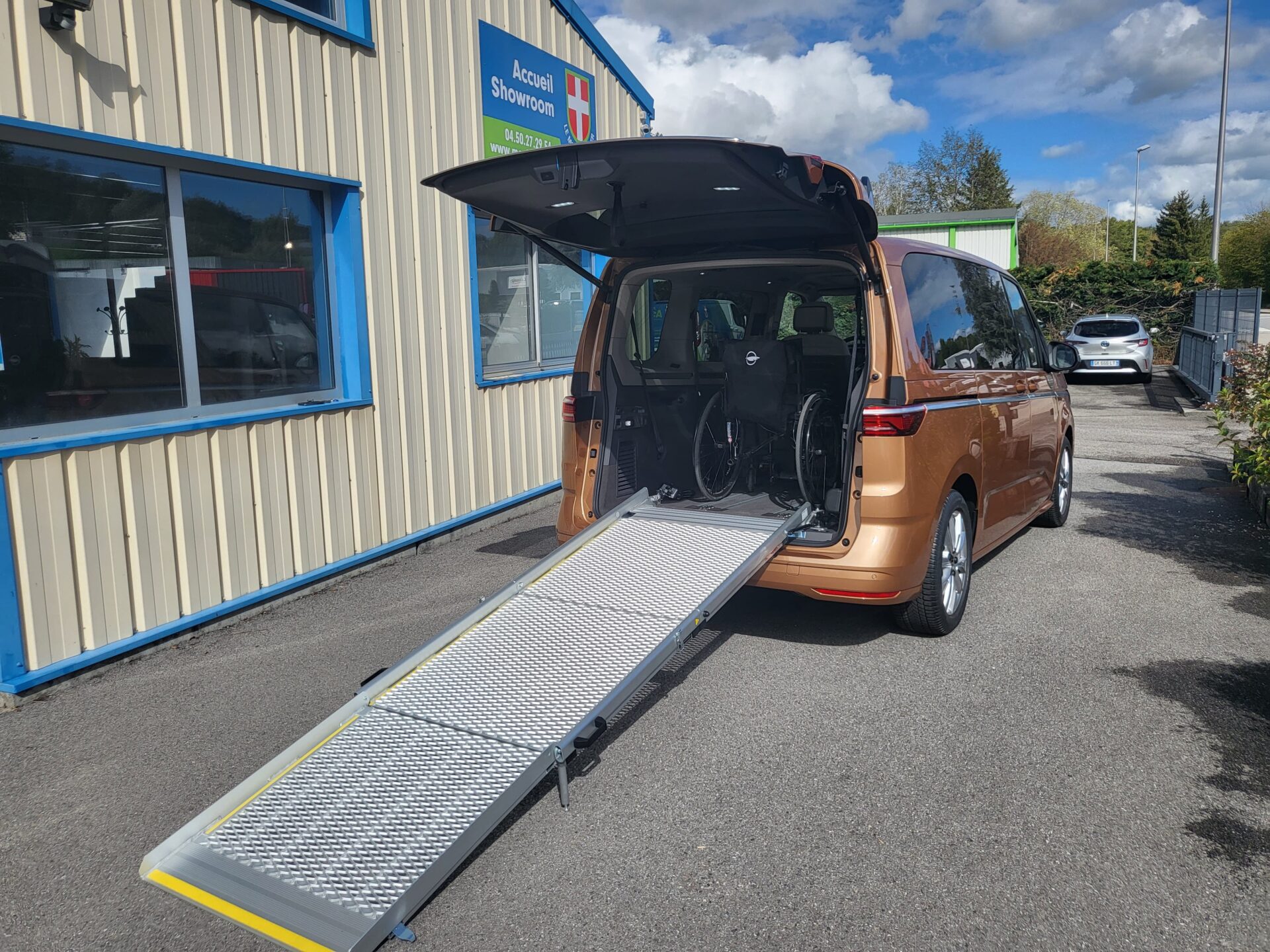 installation d’une rampe alu 3 vantaux pour le chargement d’une personne en fauteuil roulant