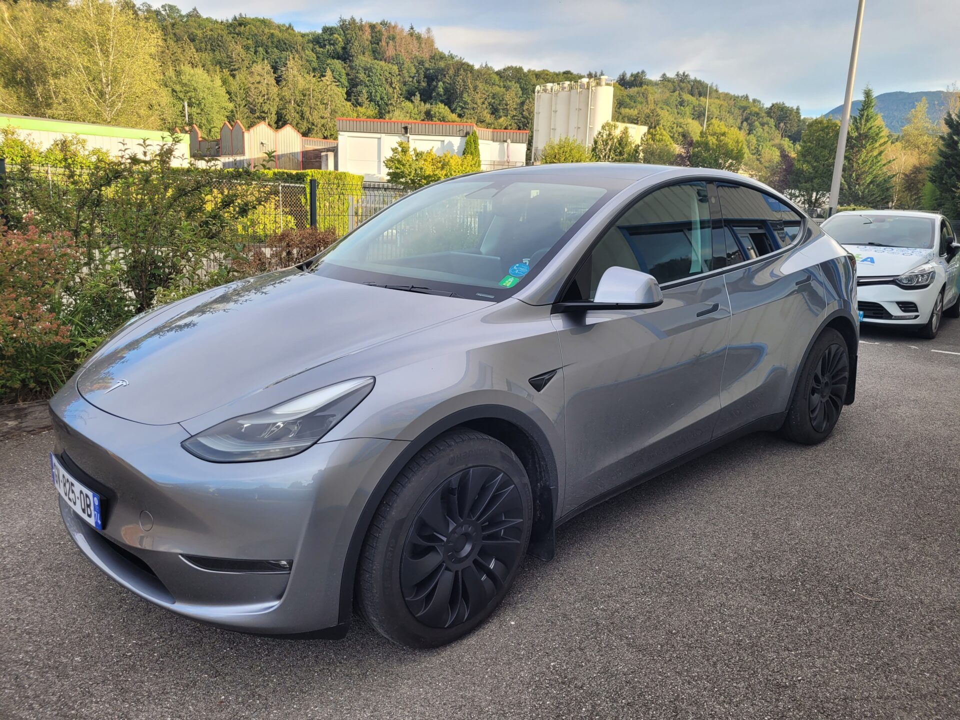 Aménagement du poste de conduite sur TESLA modèle Y ! Installation d’un cercle accélérateur sur volant, modèle KS-W et d’un frein manuel à baisser. Ce système permet une conduite sans l’action des jambes