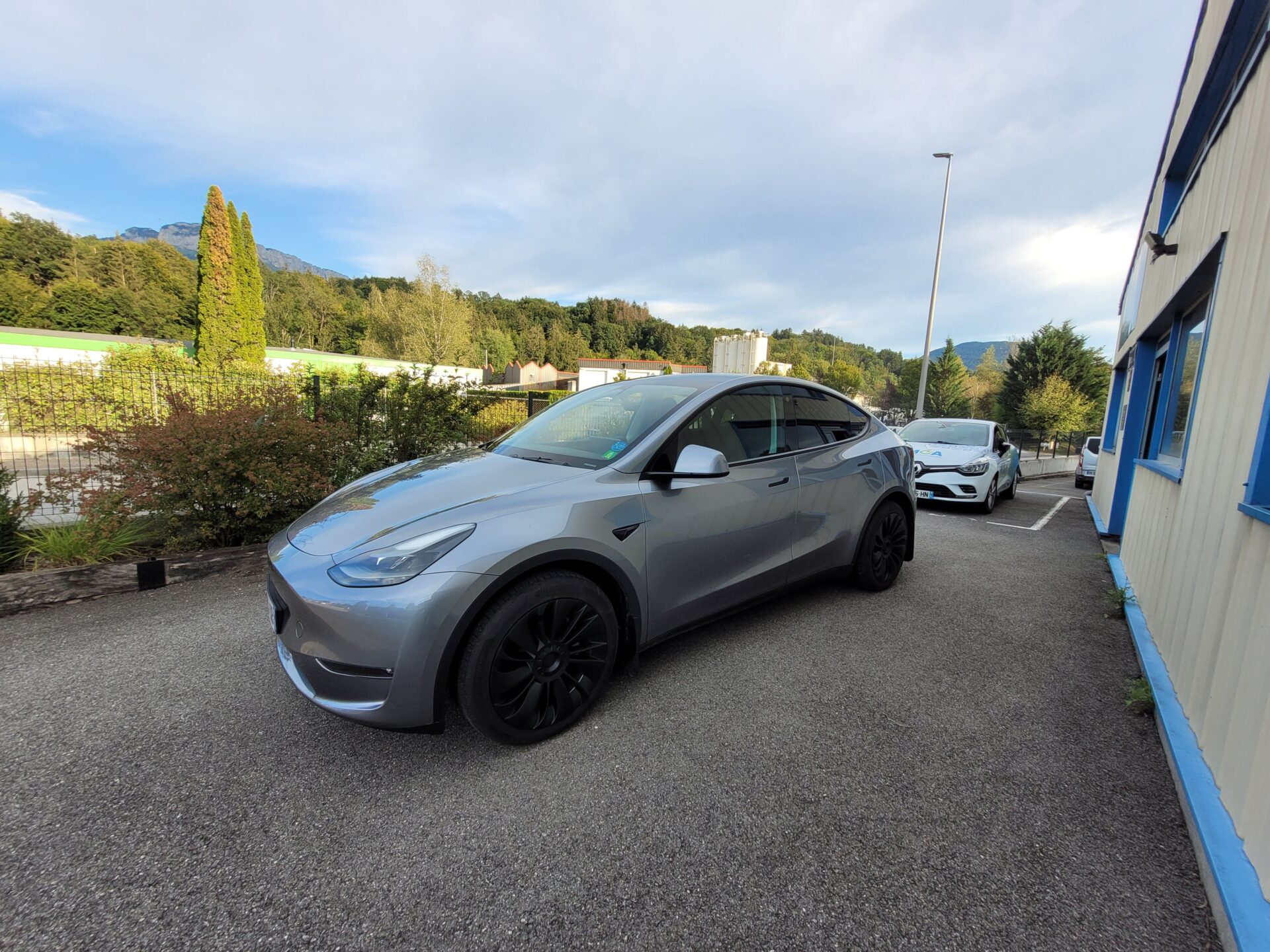 Aménagement du poste de conduite sur TESLA modèle Y ! Installation d’un cercle accélérateur sur volant, modèle KS-W et d’un frein manuel à baisser. Ce système permet une conduite sans l’action des jambes