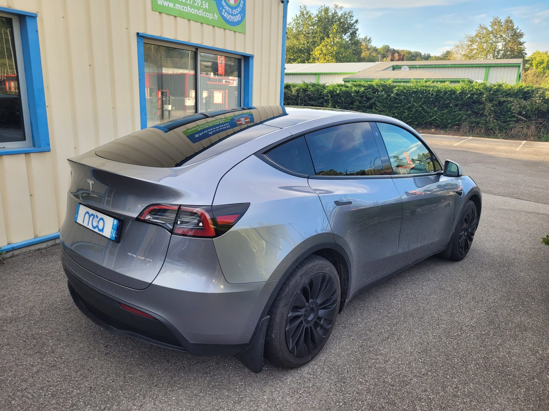 Aménagement du poste de conduite sur TESLA modèle Y ! Installation d’un cercle accélérateur sur volant, modèle KS-W et d’un frein manuel à baisser.