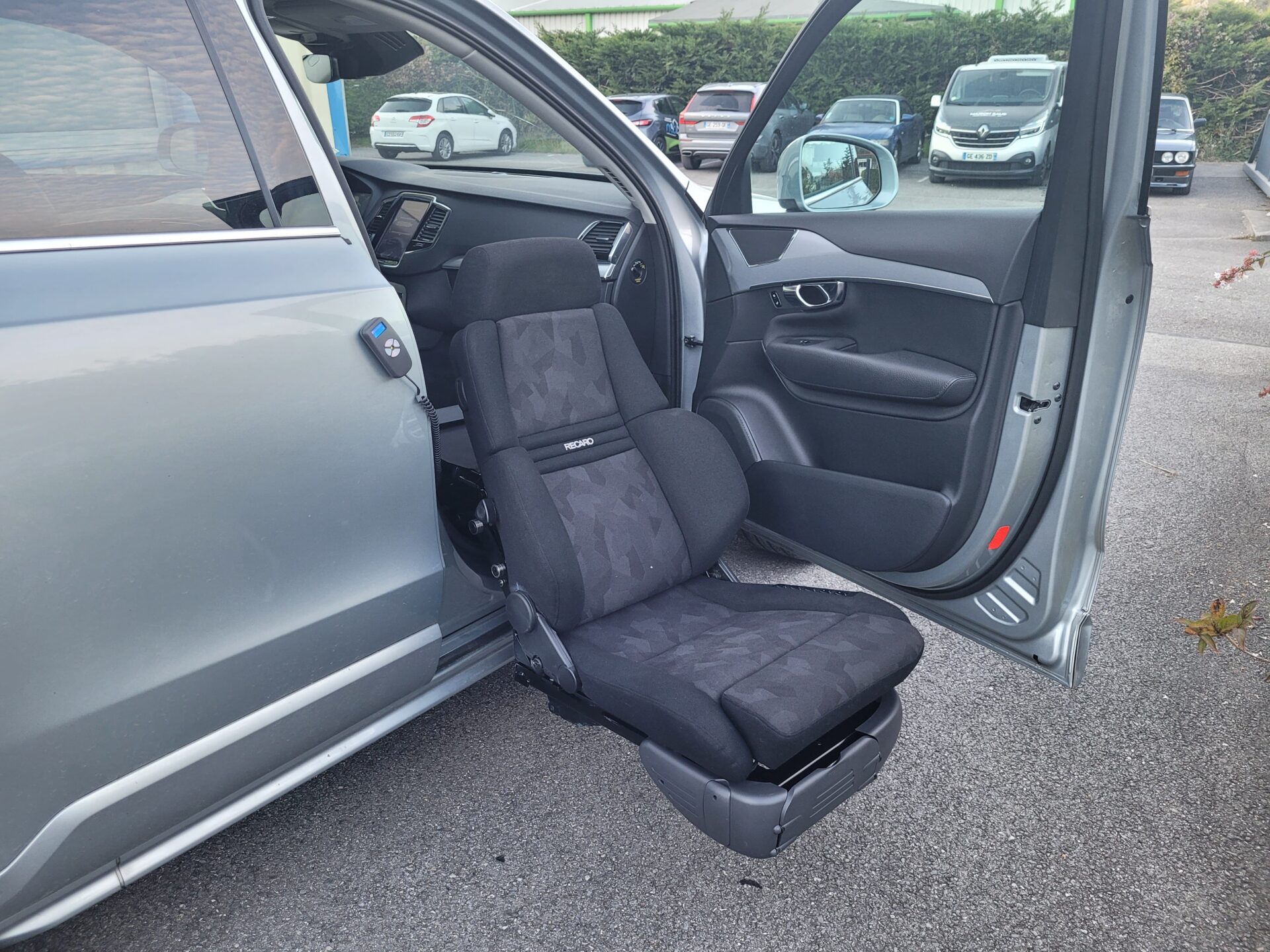 Siège pivotant sortant Turny Evo installé sur un VOLVO XC 60 de 2021.