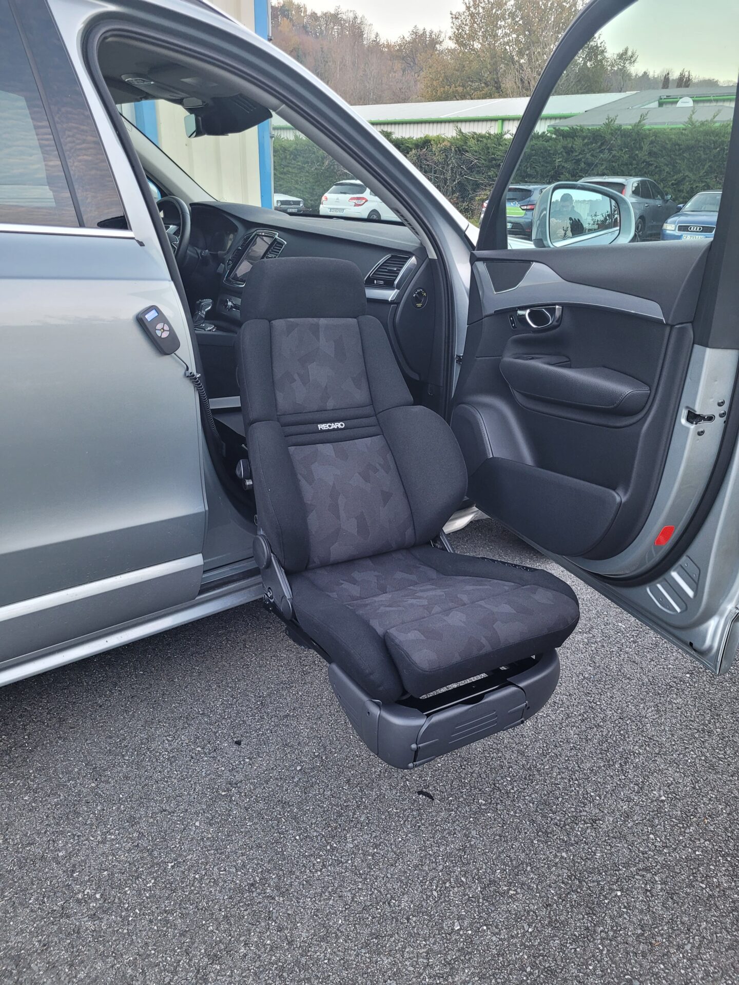 Siège pivotant sortant Turny Evo installé sur un VOLVO XC 60 de 2021.