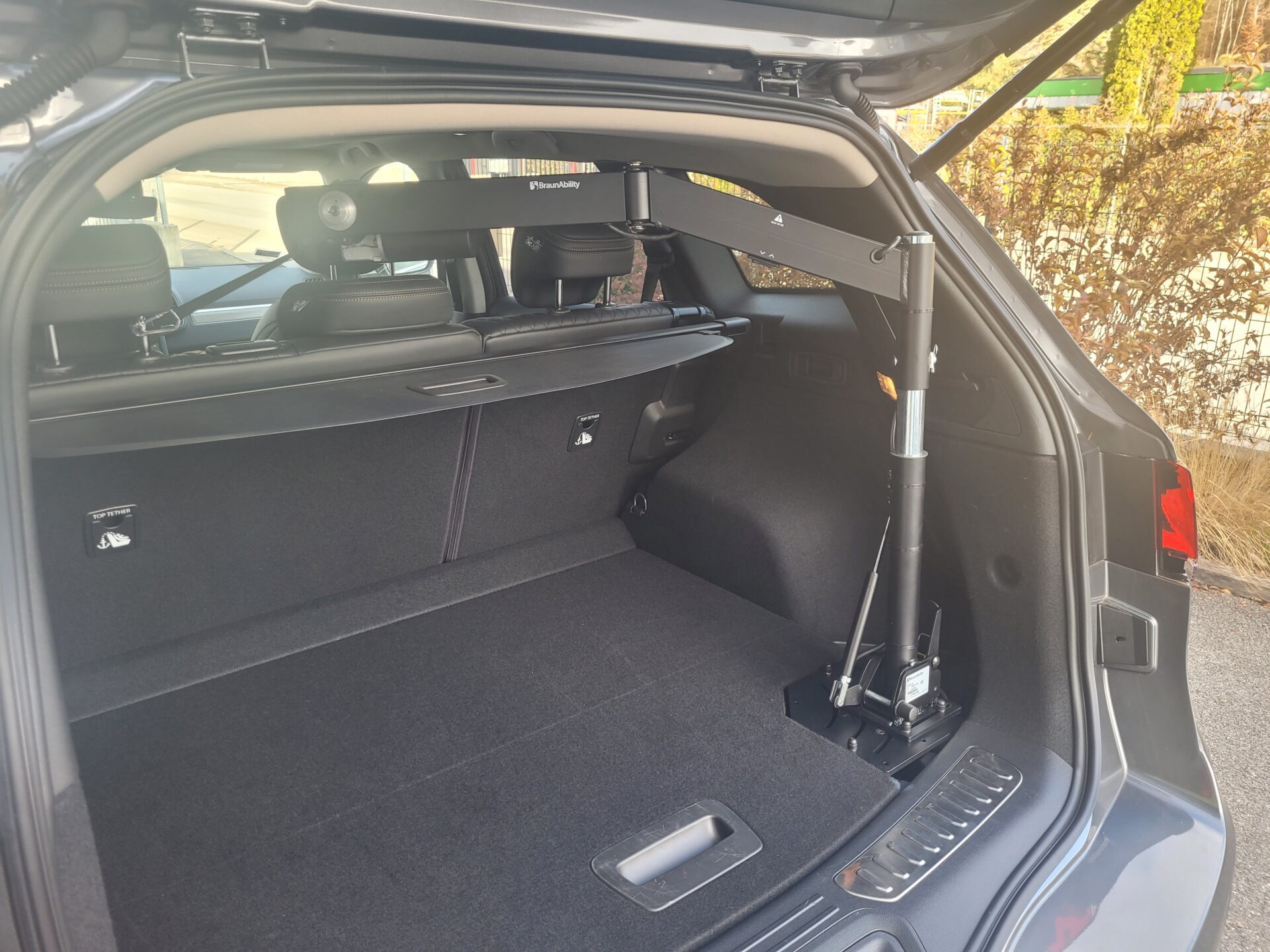 Une grue de chargement est présente dans le coffre, modèle CAROLIFT 40. Cela permet le chargement d’un fauteuil roulant ou d’un petit scooter électrique, inférieur à 40 kg.