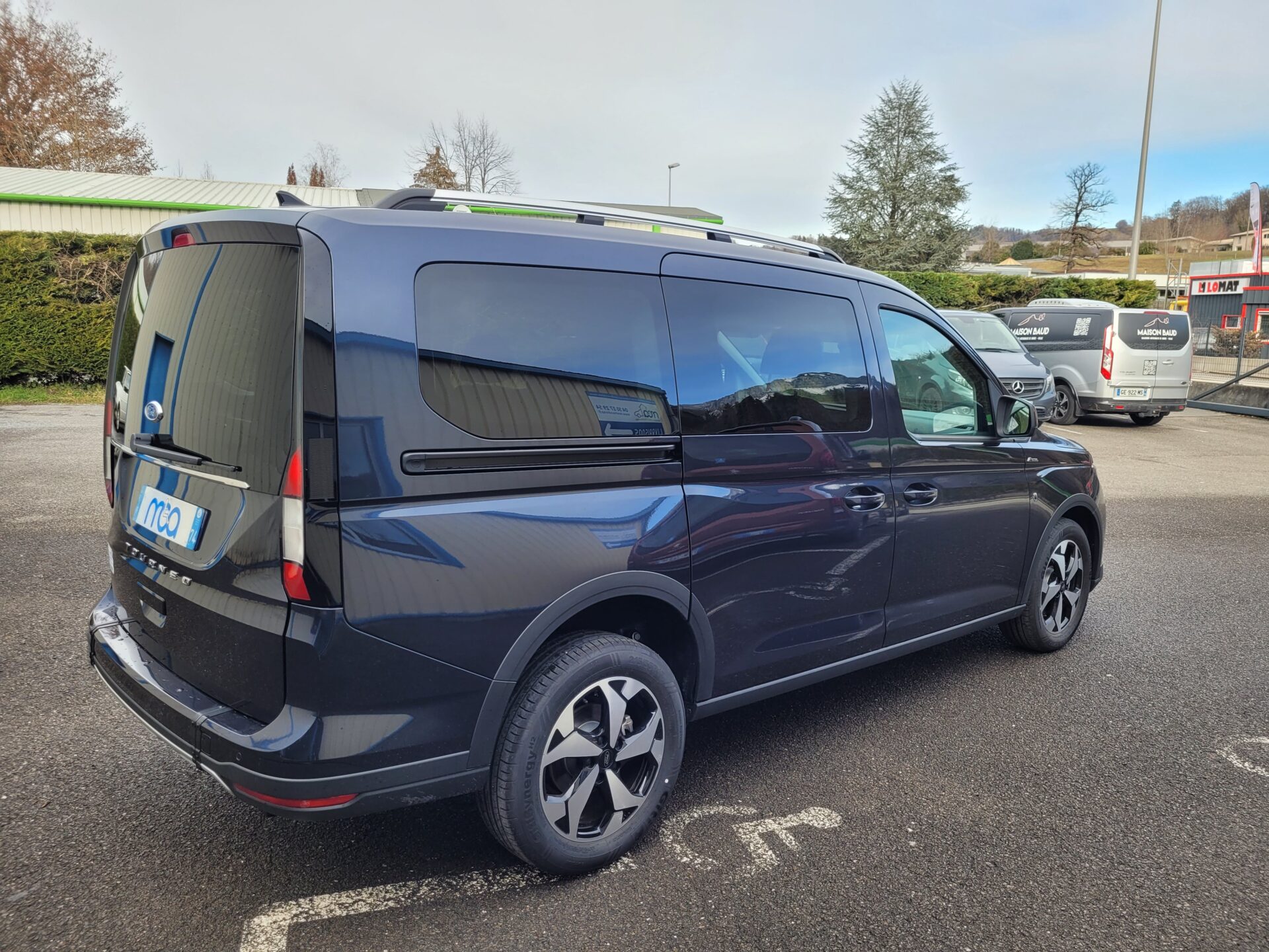 Décaissement sur FORD GRAND TOURNEO CONNECT – TPMR - Ce véhicule a été décaissé en partie arrière, pour permettre le transport d’une personne en fauteuil roulant.