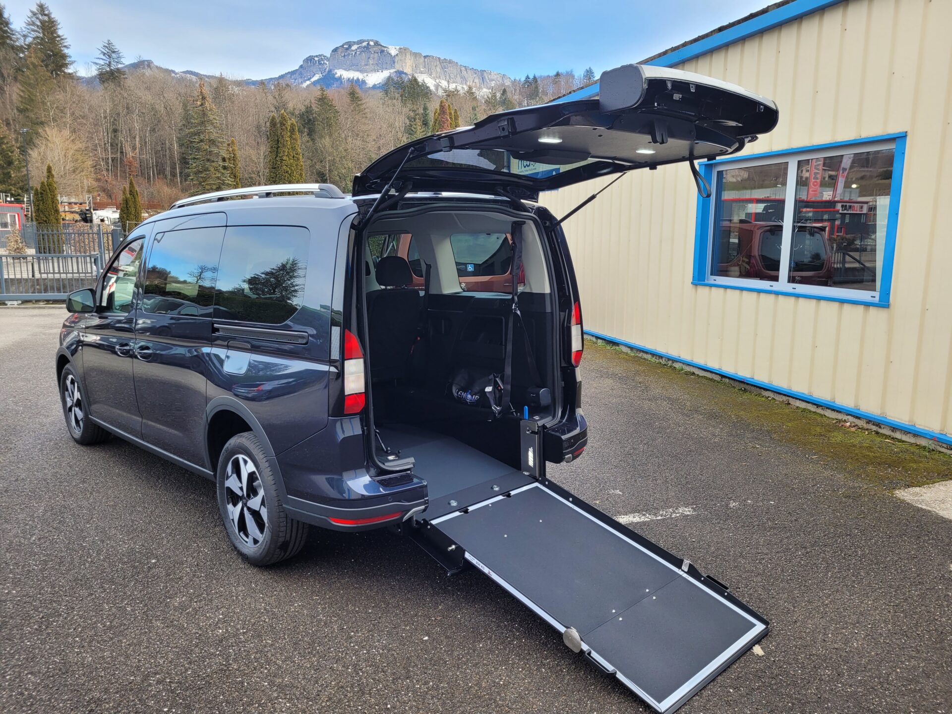 Décaissement sur FORD GRAND TOURNEO CONNECT – TPMR - Ce véhicule a été décaissé en partie arrière, pour permettre le transport d’une personne en fauteuil roulant.