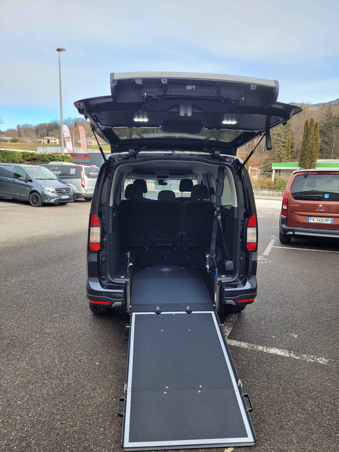 Décaissement sur FORD GRAND TOURNEO CONNECT – TPMR - Ce véhicule a été décaissé en partie arrière, pour permettre le transport d’une personne en fauteuil roulant.