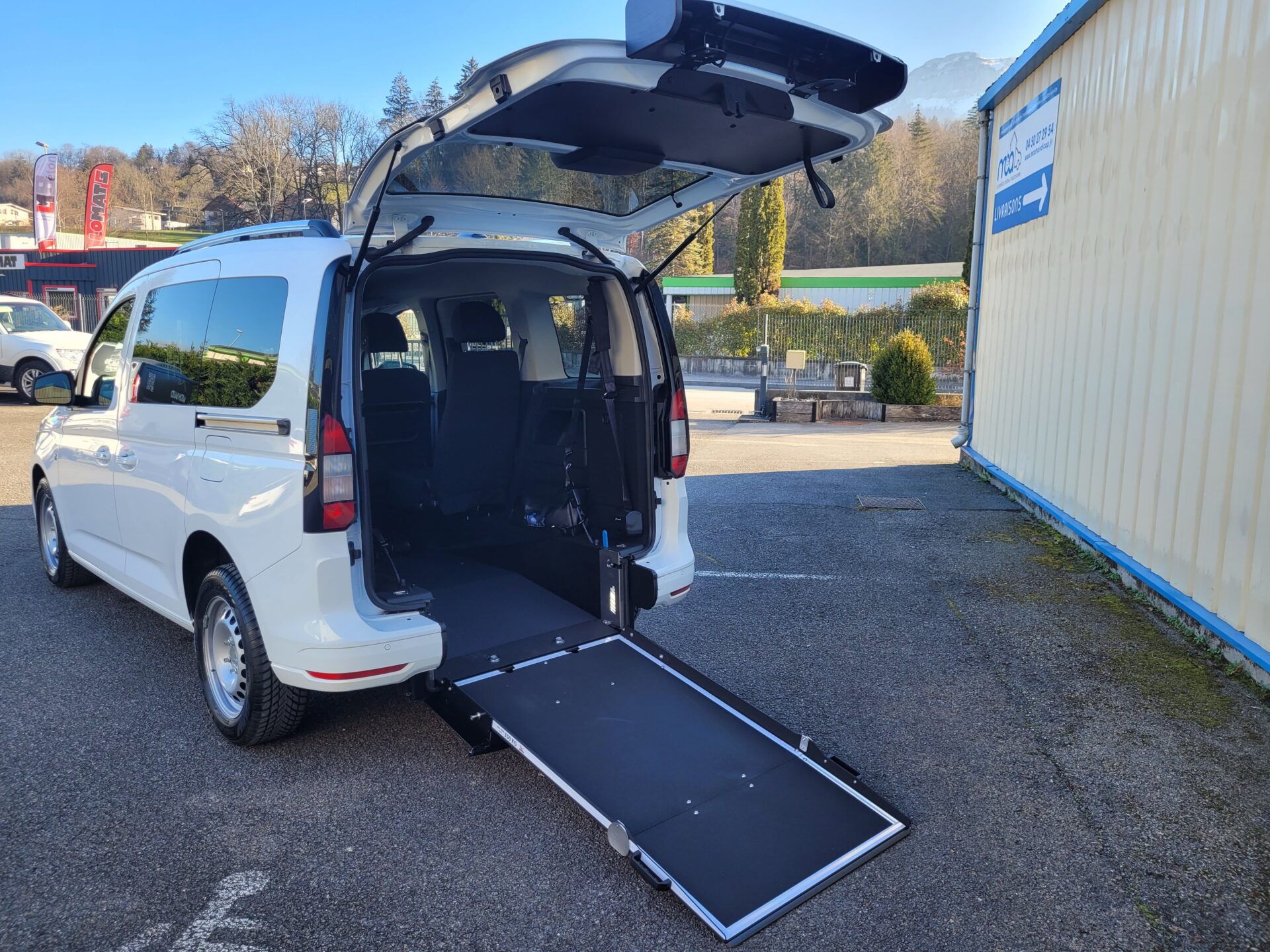 Décaissement TPMR sur FORD Tournéo Connect de 2024 ! Ce véhicule a été décaissé en partie arrière, pour permettre le transport d’une personne en fauteuil roulant.