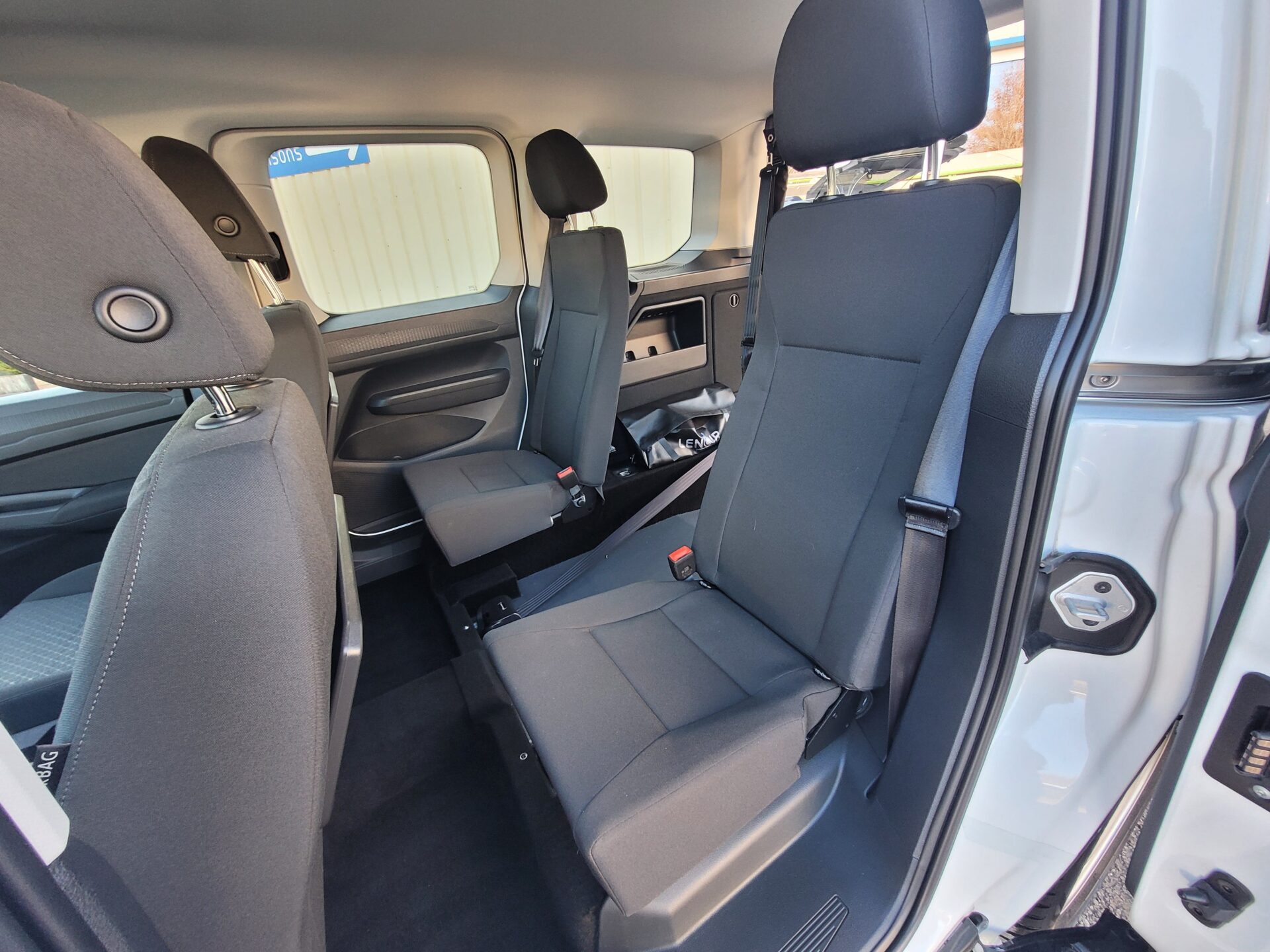 FORD Tournéo Connect Il dispose de 4 places assises + 1 place pour un fauteuil roulant. Il est aussi possible d’avoir une configuration 3 places + 1 fauteuil roulant afin d’avoir plus d’espace à l’arrière.