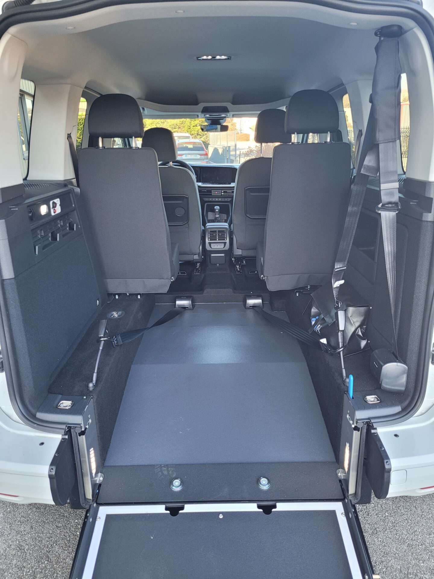 FORD Tournéo Connect Il dispose de 4 places assises + 1 place pour un fauteuil roulant. Il est aussi possible d’avoir une configuration 3 places + 1 fauteuil roulant afin d’avoir plus d’espace à l’arrière.