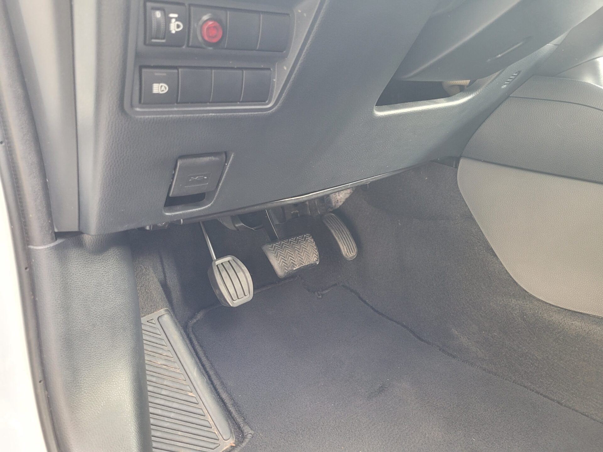 Aménagement poste de conduite : Pédale accélératrice à gauche sur Toyota Yaris