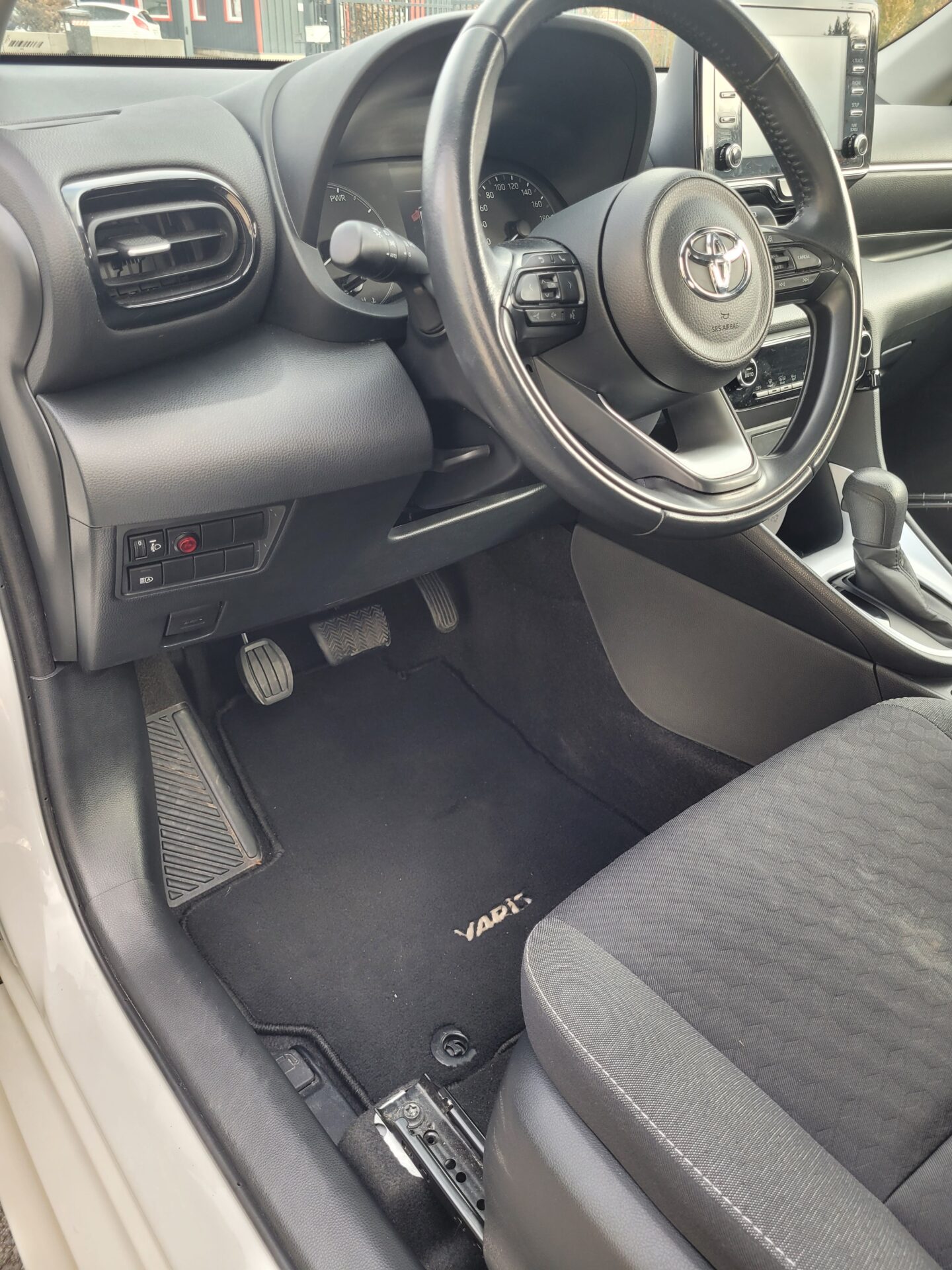 Aménagement poste de conduite : Pédale accélératrice à gauche sur Toyota Yaris