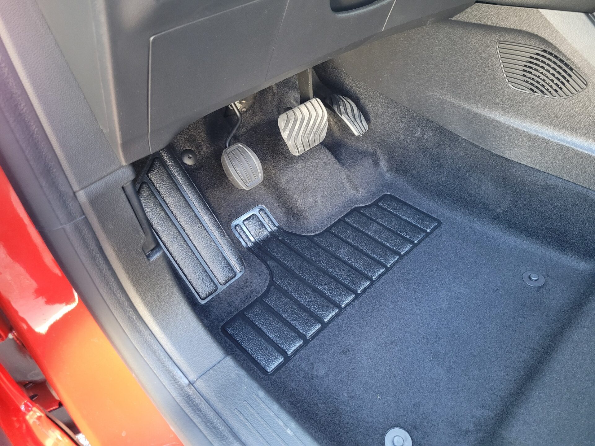 Photo de la pédale accélératrive électrique à gauche modèle ACCELEG by Sojadis dans une RENAULT Captur 2025