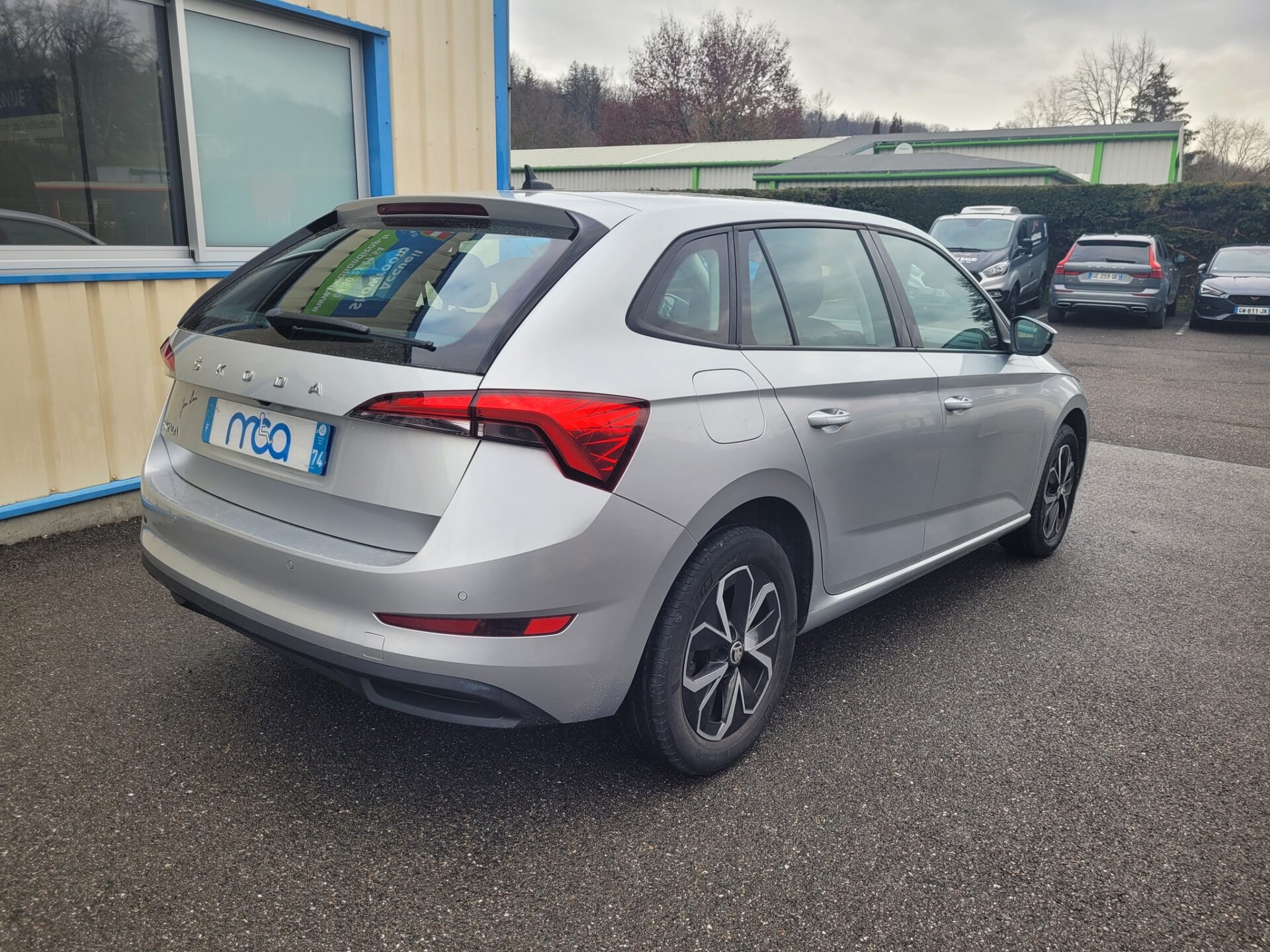 Photo de l'arrière d'une voiture SKODA Scala 2020