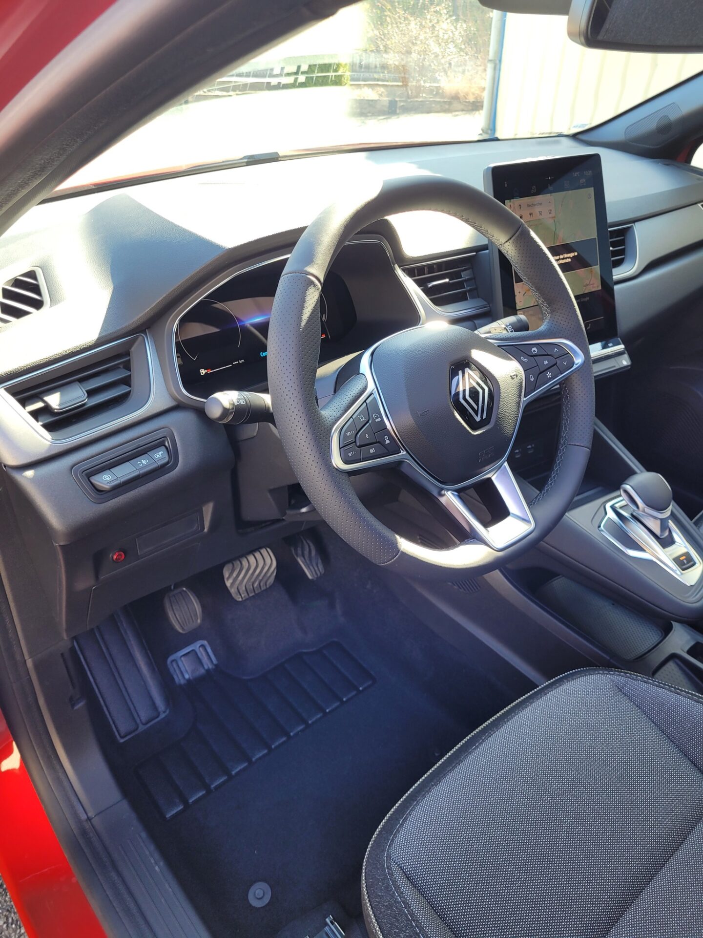 Photo du volant et de la pédale accélératrice électrique gauche modèle AACELEG by Sojadis dans une RENAULT Captur 2025