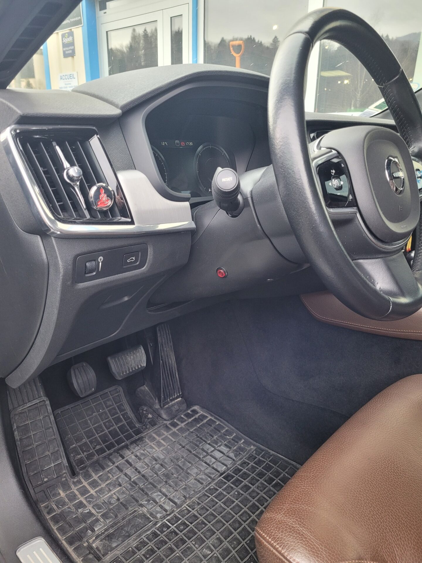 Photo de la pédale gauche by Sojadis dans une VOLVO V60 BVA