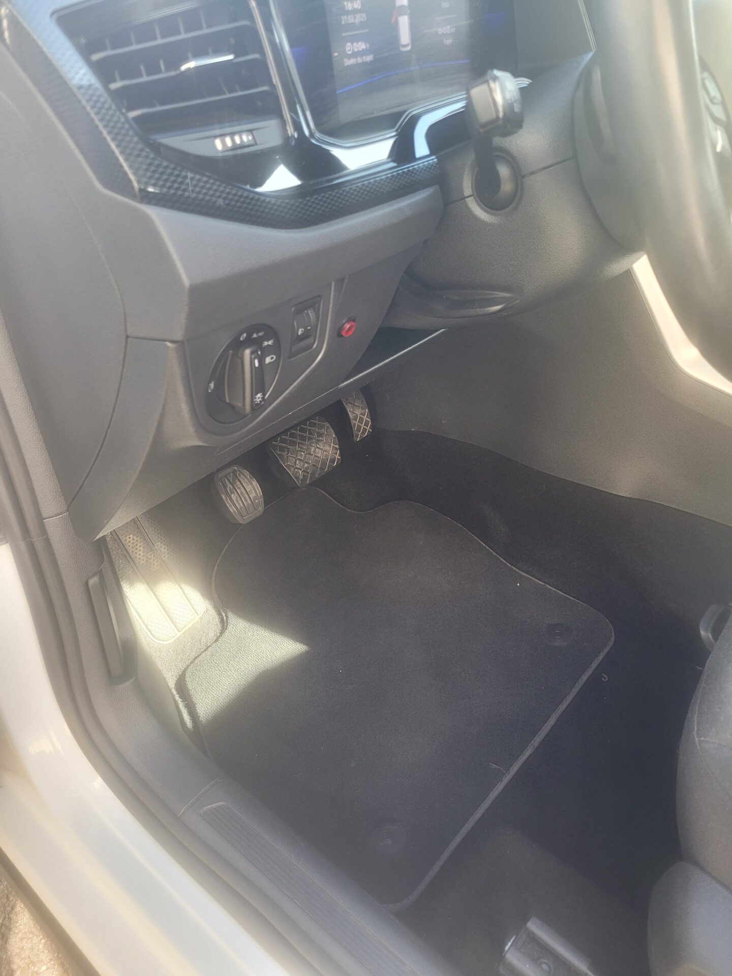 Photo d'une pédale gauche by Sojadis sur une VOLKSWAGEN Taigo