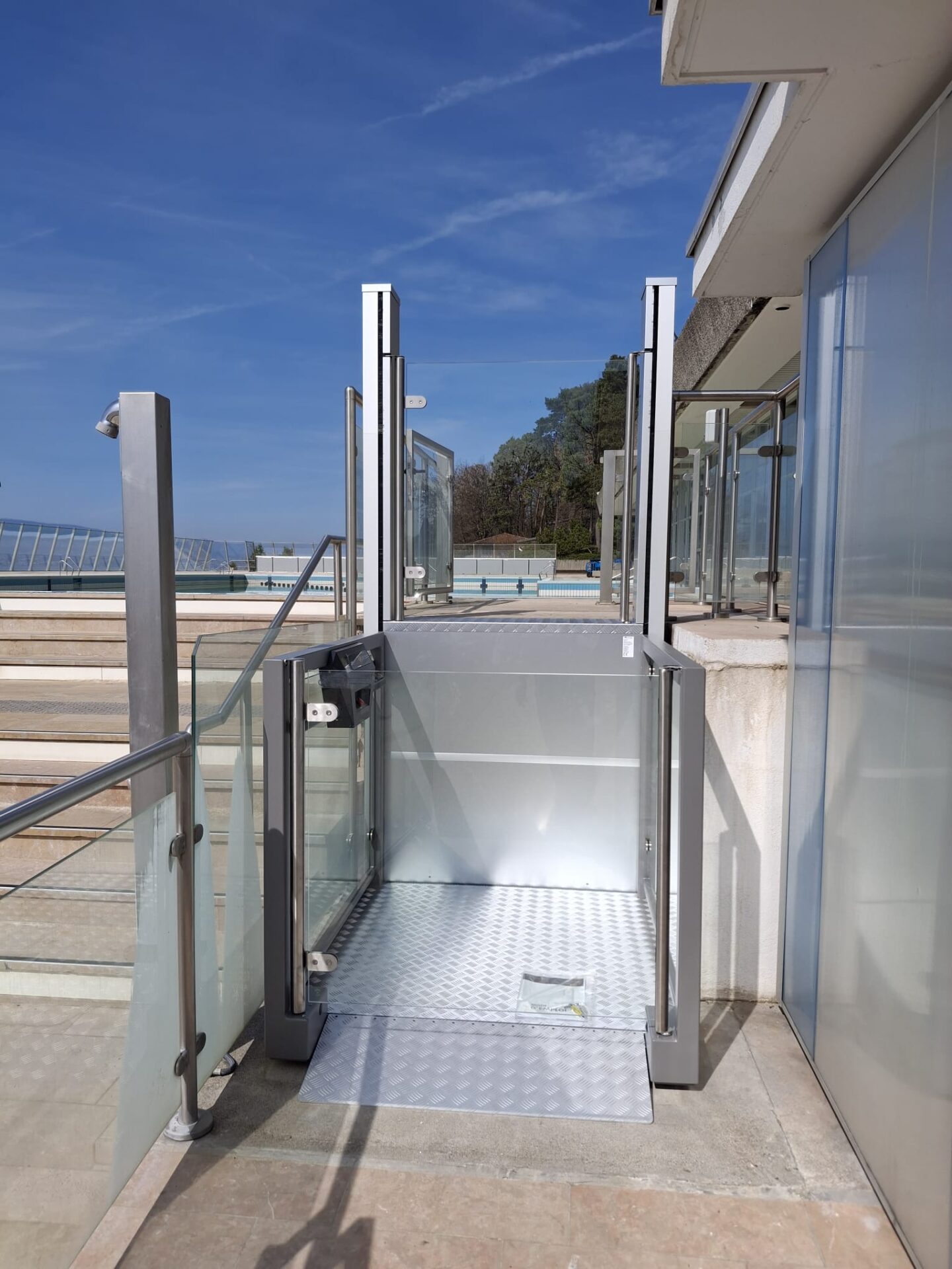 Photo d'un élévateur pour personne a mobilité réduite, modèle Ascendor Lifttechnik GmbH Unaporte