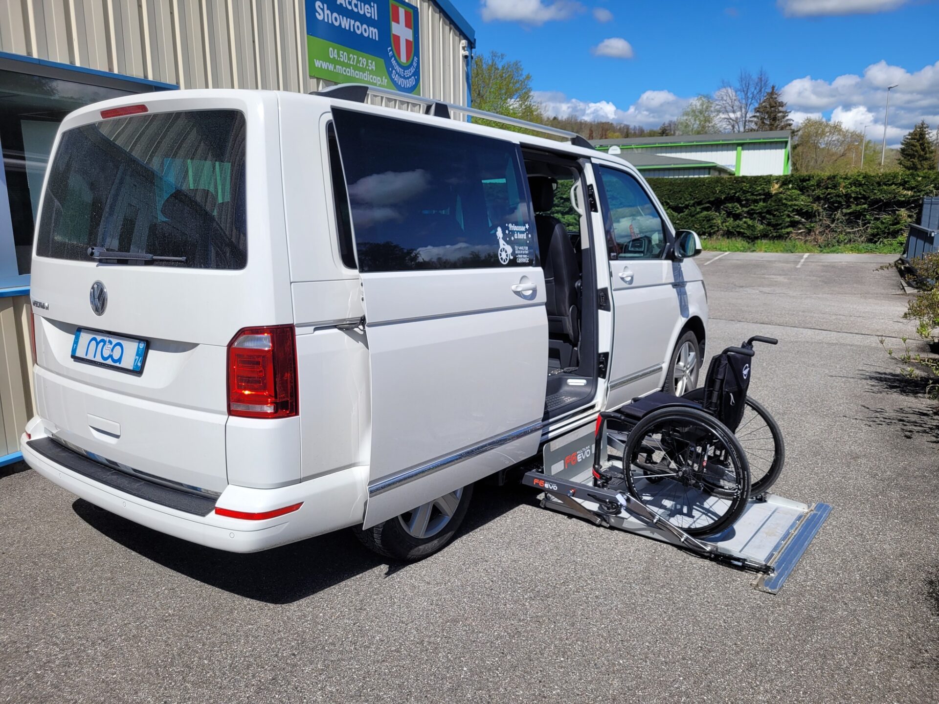 Photo de l'installation d'un hayon sous plancher AUTOLIFT F6 sur une Volkswagen T6.1