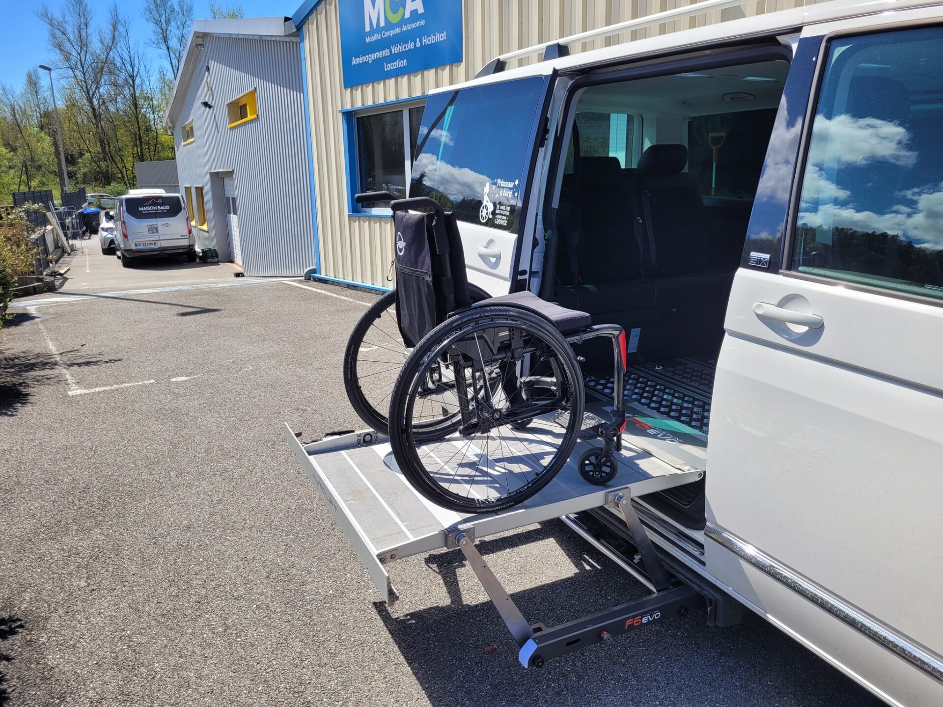 Photo de l'installation d'un hayon sous plancher AUTOLIFT F6 sur une Volkswagen T6.1
