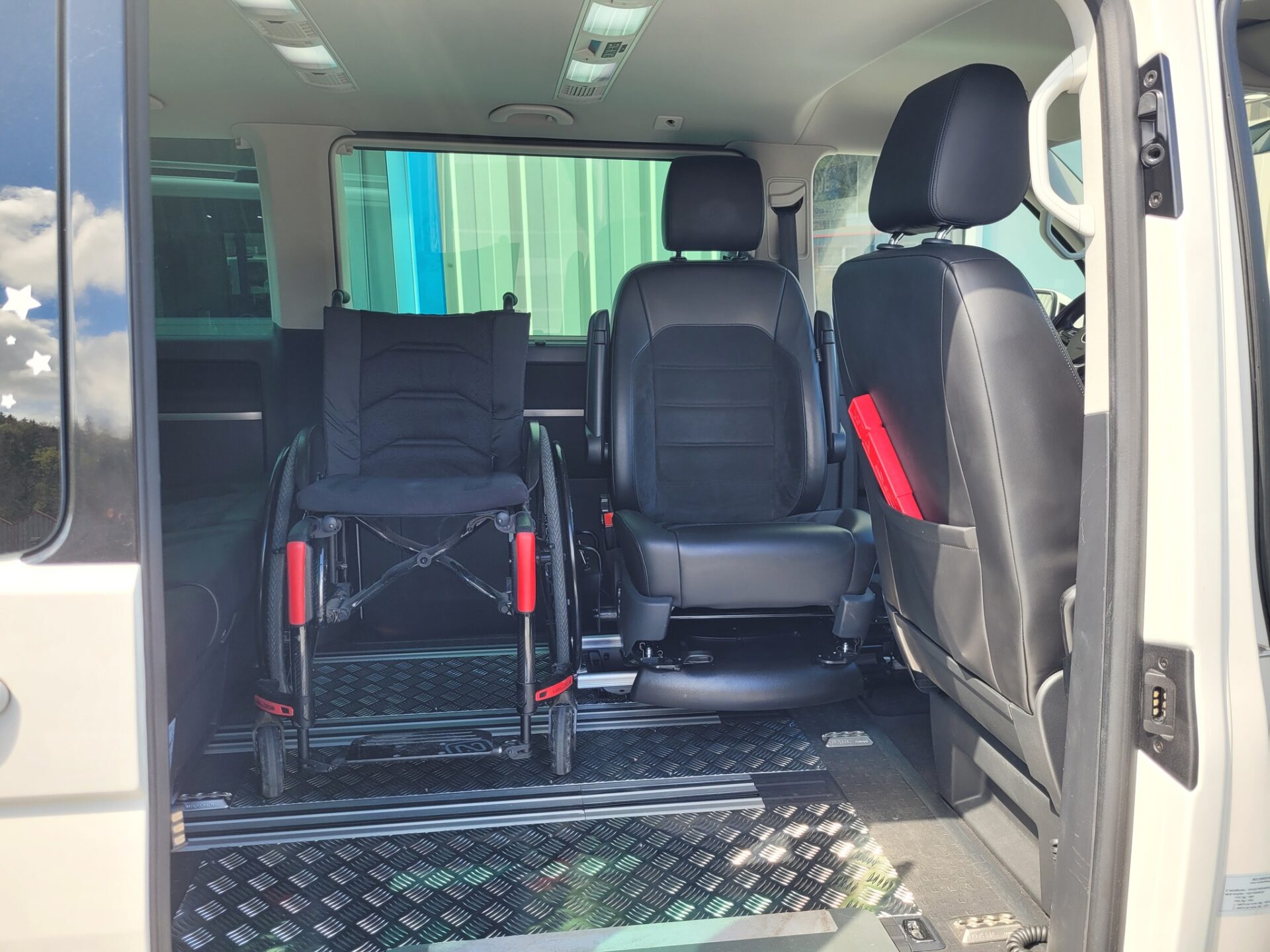 Photo d'un siège conducteur pivotant modèle SIXWAY by BraunAbility sur une Volkswagen T6.1