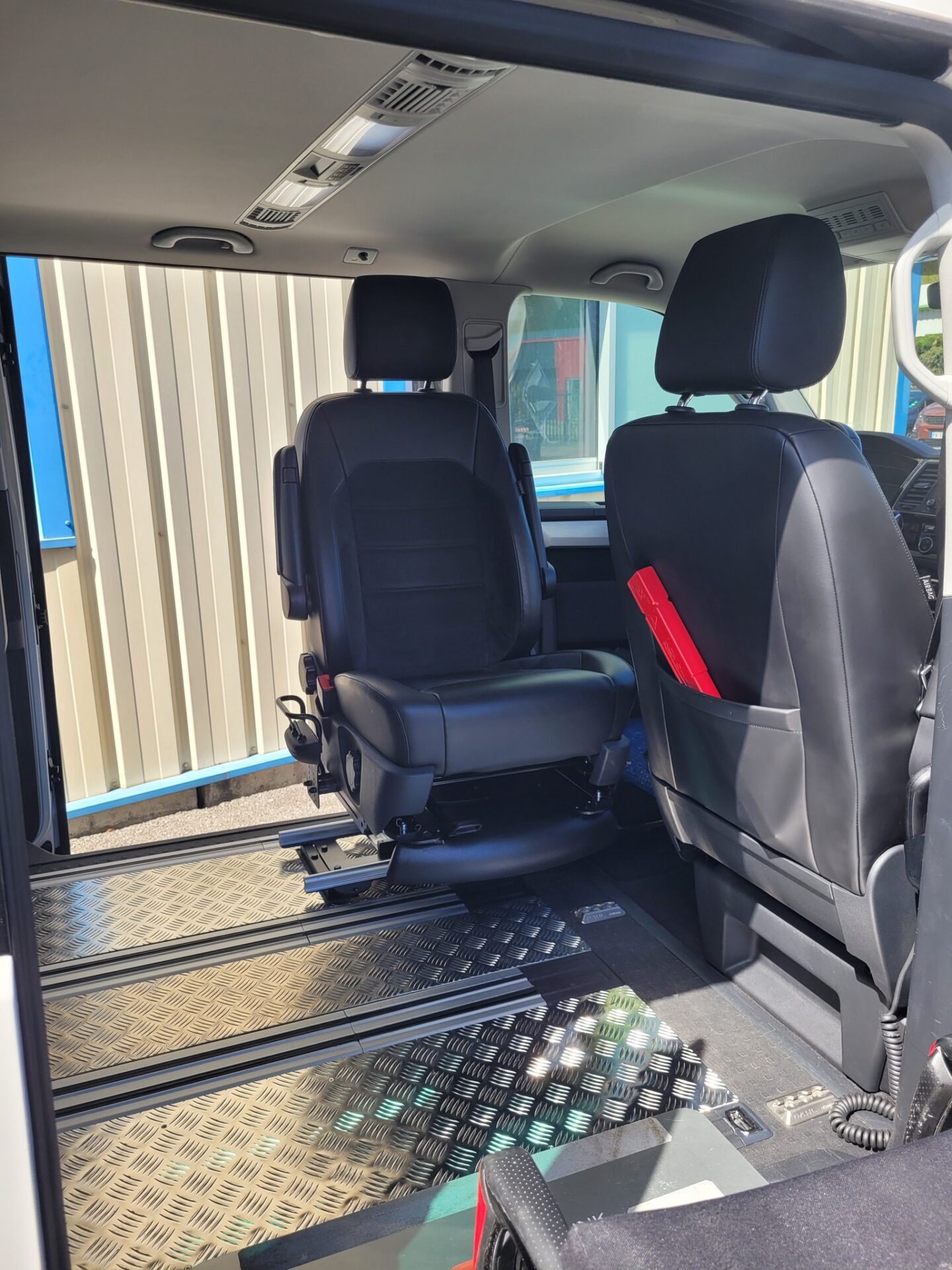 Photo d'un siège conducteur pivotant modèle SIXWAY by BraunAbility sur une Volkswagen T6.1