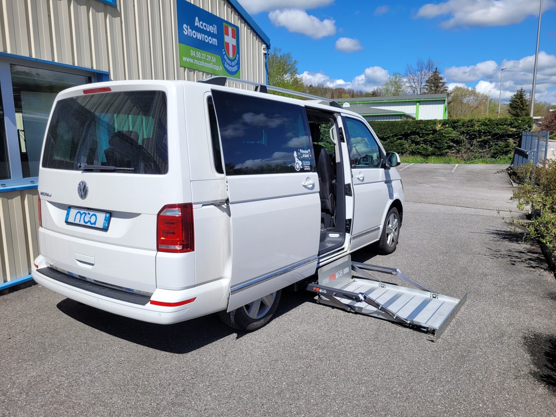 Photo de l'installation d'un hayon sous plancher AUTOLIFT F6 sur une Volkswagen T6.1