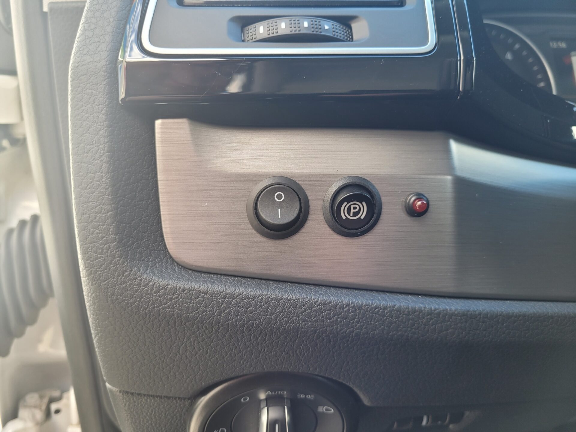 Photo d'un cercle accélérateur sur volant KS et d'un frein manuel à baisser LF901 by Kivi Mobility