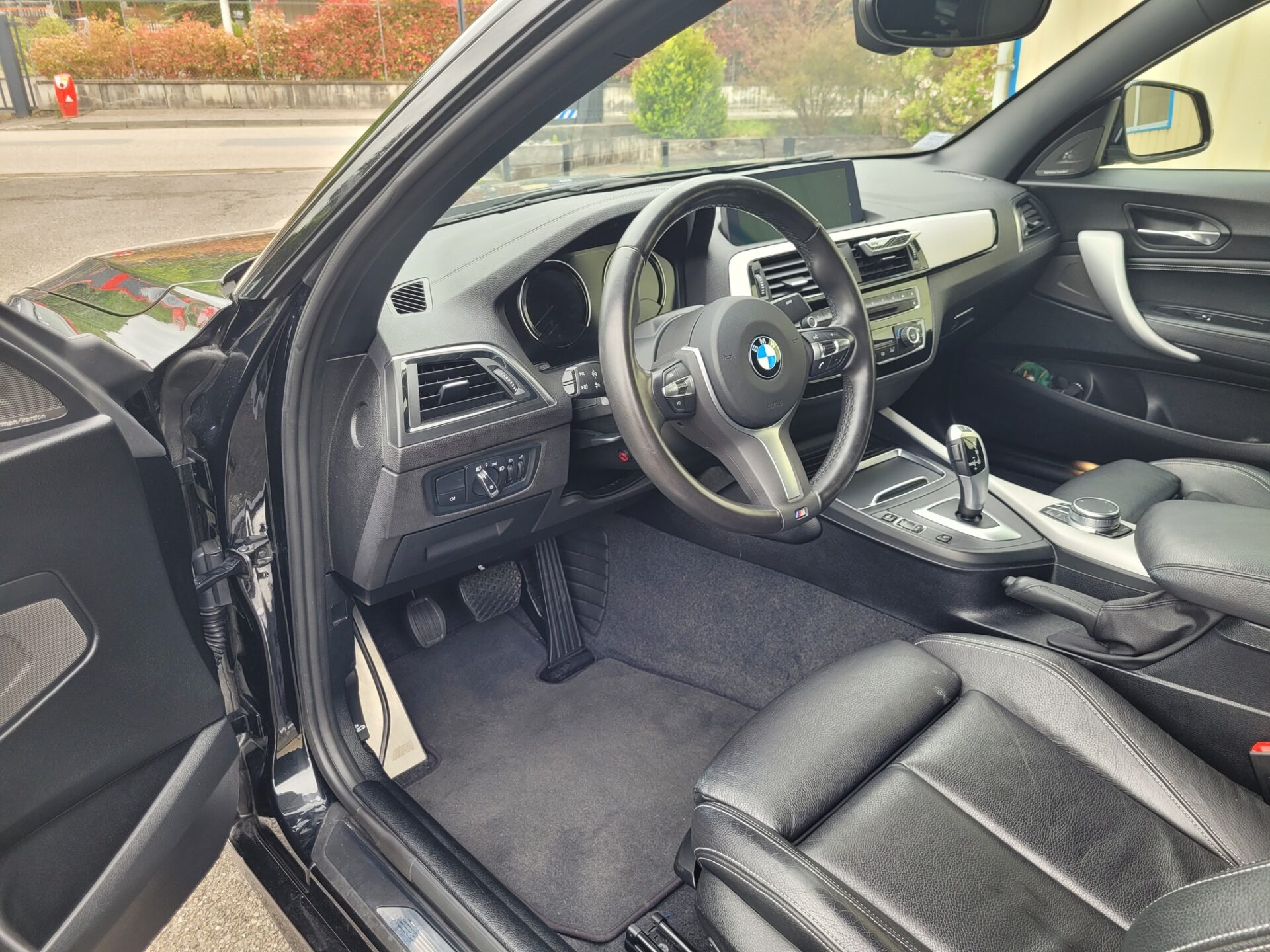BMW SERIE 2 CABRIOLET avec une pédale accélératrice à gauche