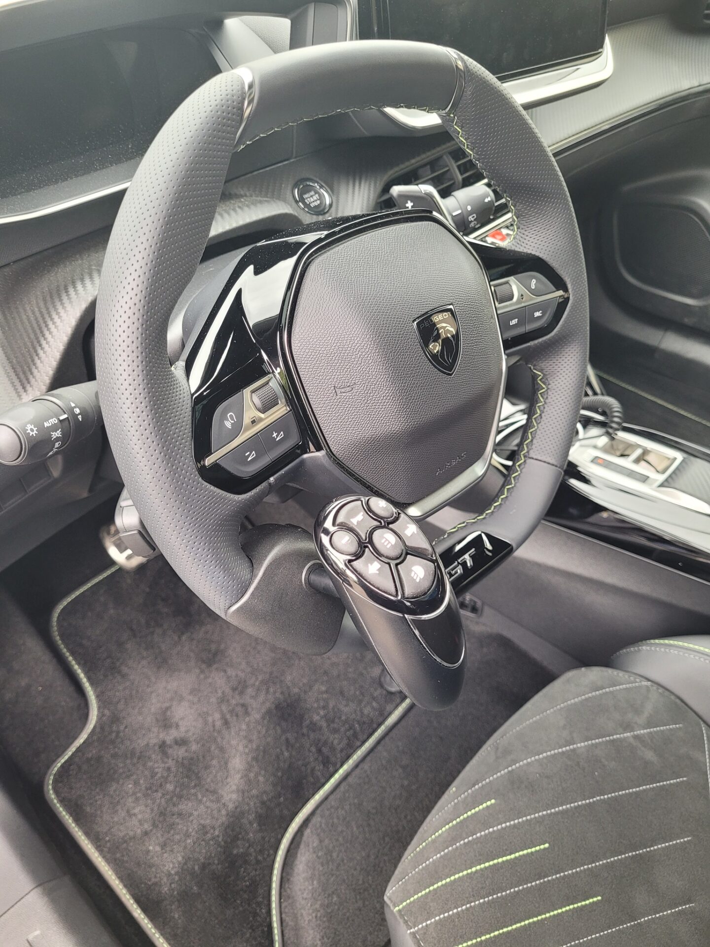PEUGEOT 2008 Hybrid BVA : Boule télécommande au volant Lemhdis