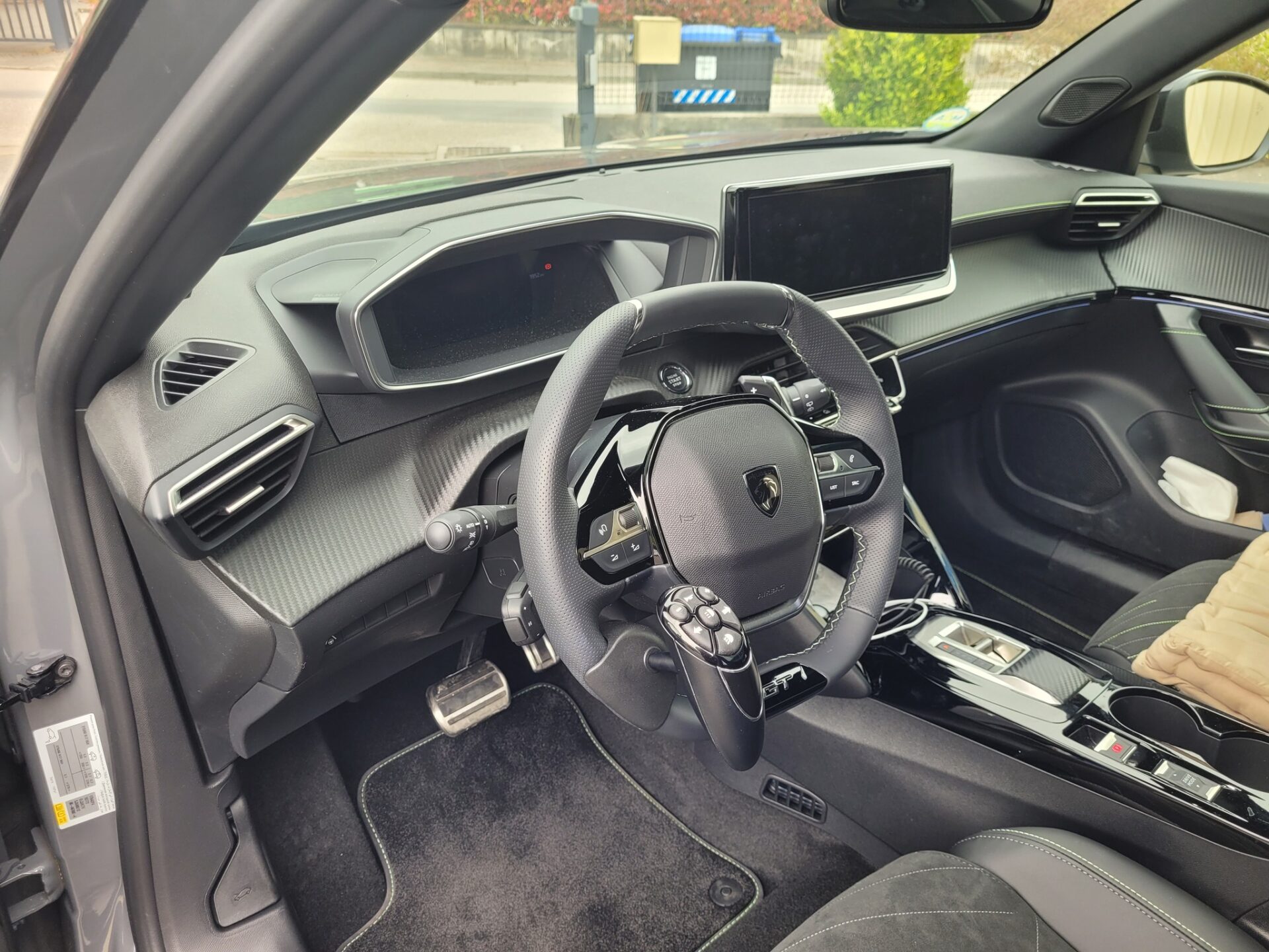 PEUGEOT 2008 Hybrid BVA : Boule télécommande au volant Lemhdis