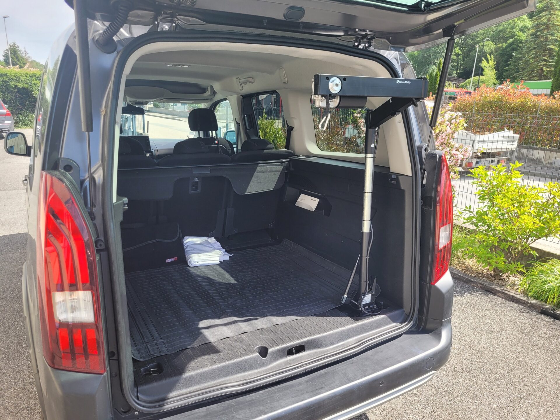 Installation d'une Grue de Coffre Carolift 40 par Braun Ability dans une BMW X5