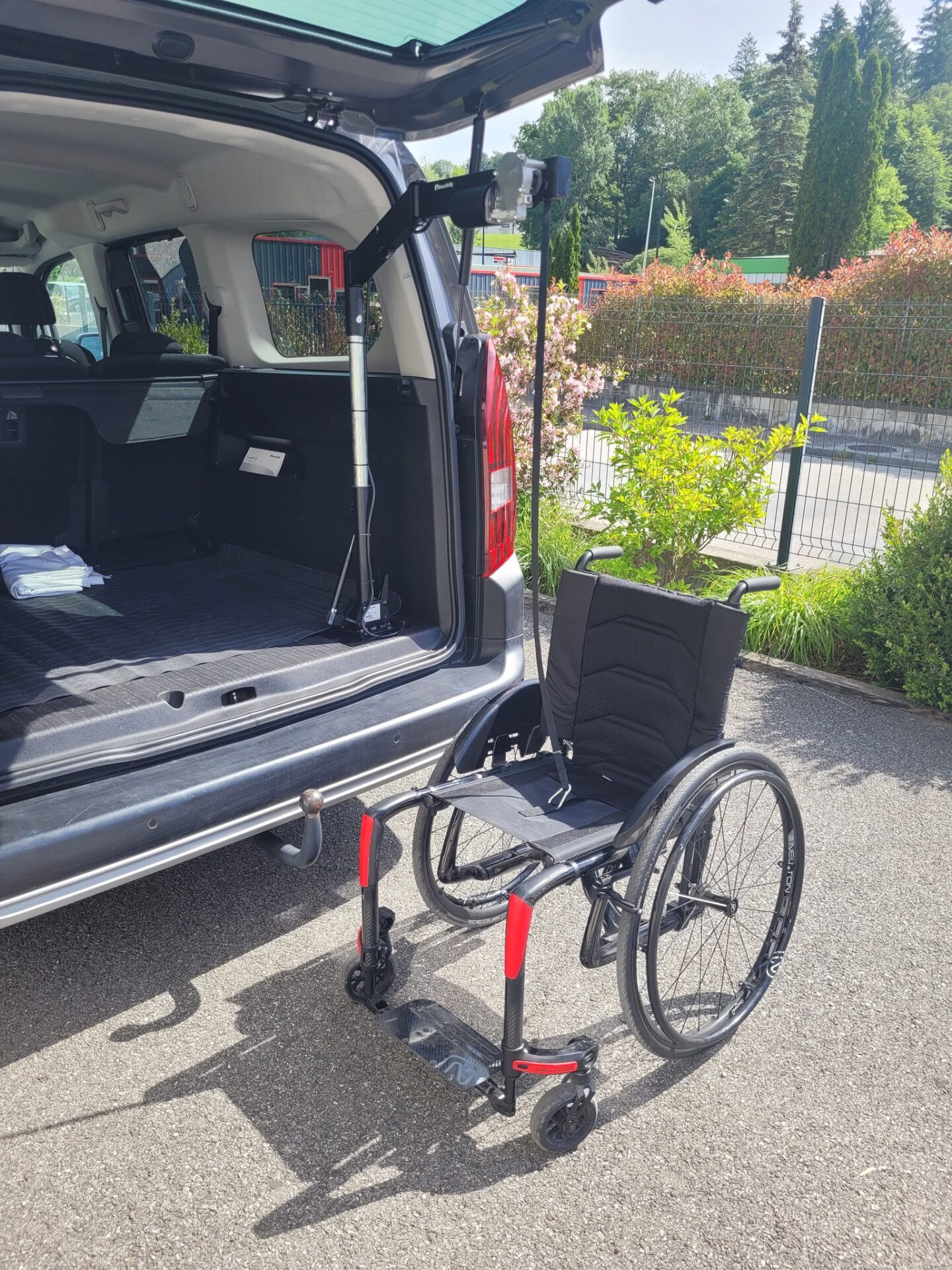 Installation d'une Grue de Coffre Carolift 40 par Braun Ability dans une Peugot Rifter