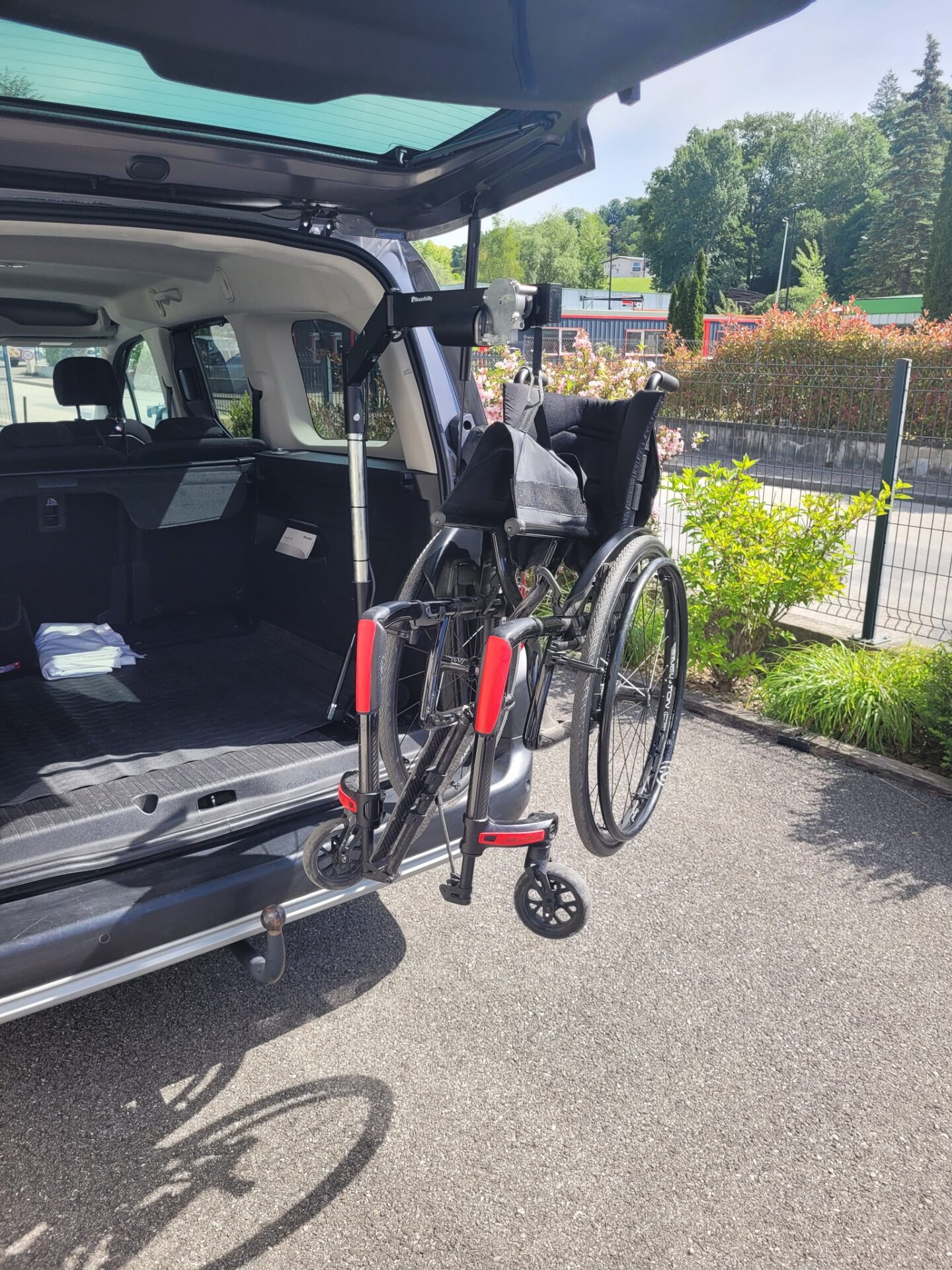 Installation d'une Grue de Coffre Carolift 40 par Braun Ability dans une Peugot Rifter