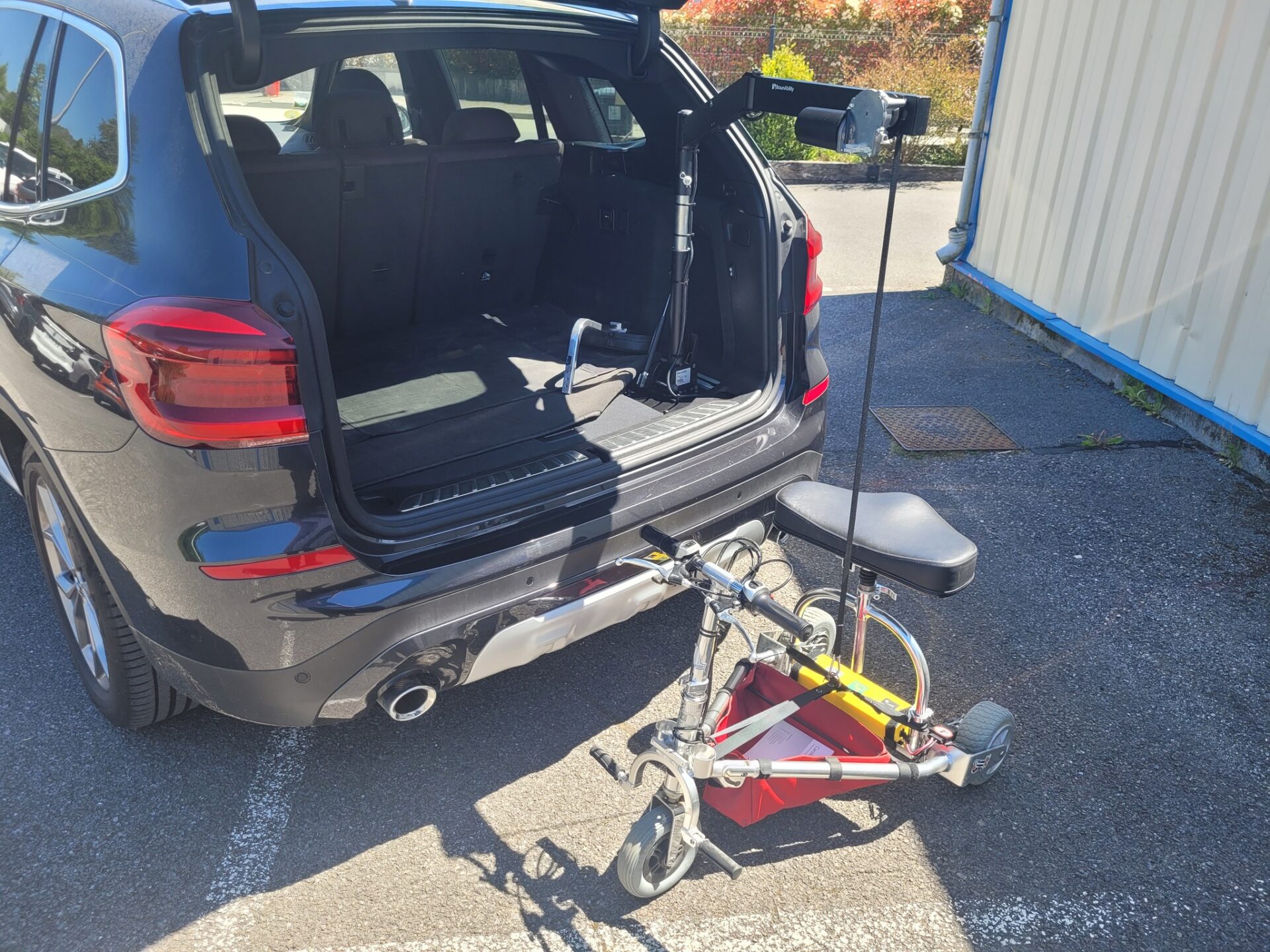 Installation d'une Grue de Coffre Carolift 40 par Braun Ability dans une BMW X5