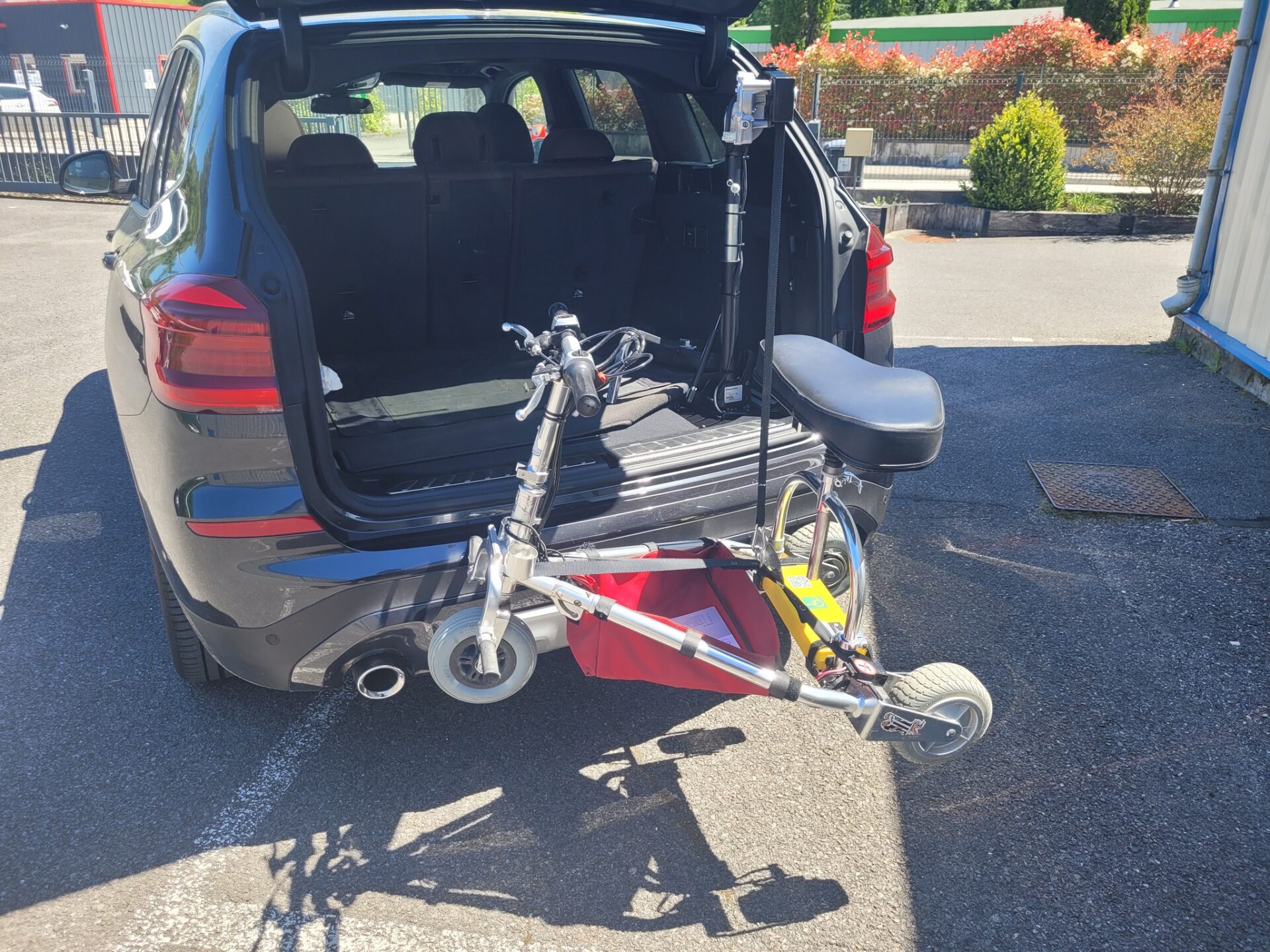 Installation d'une Grue de Coffre Carolift 40 par Braun Ability dans une BMW X5