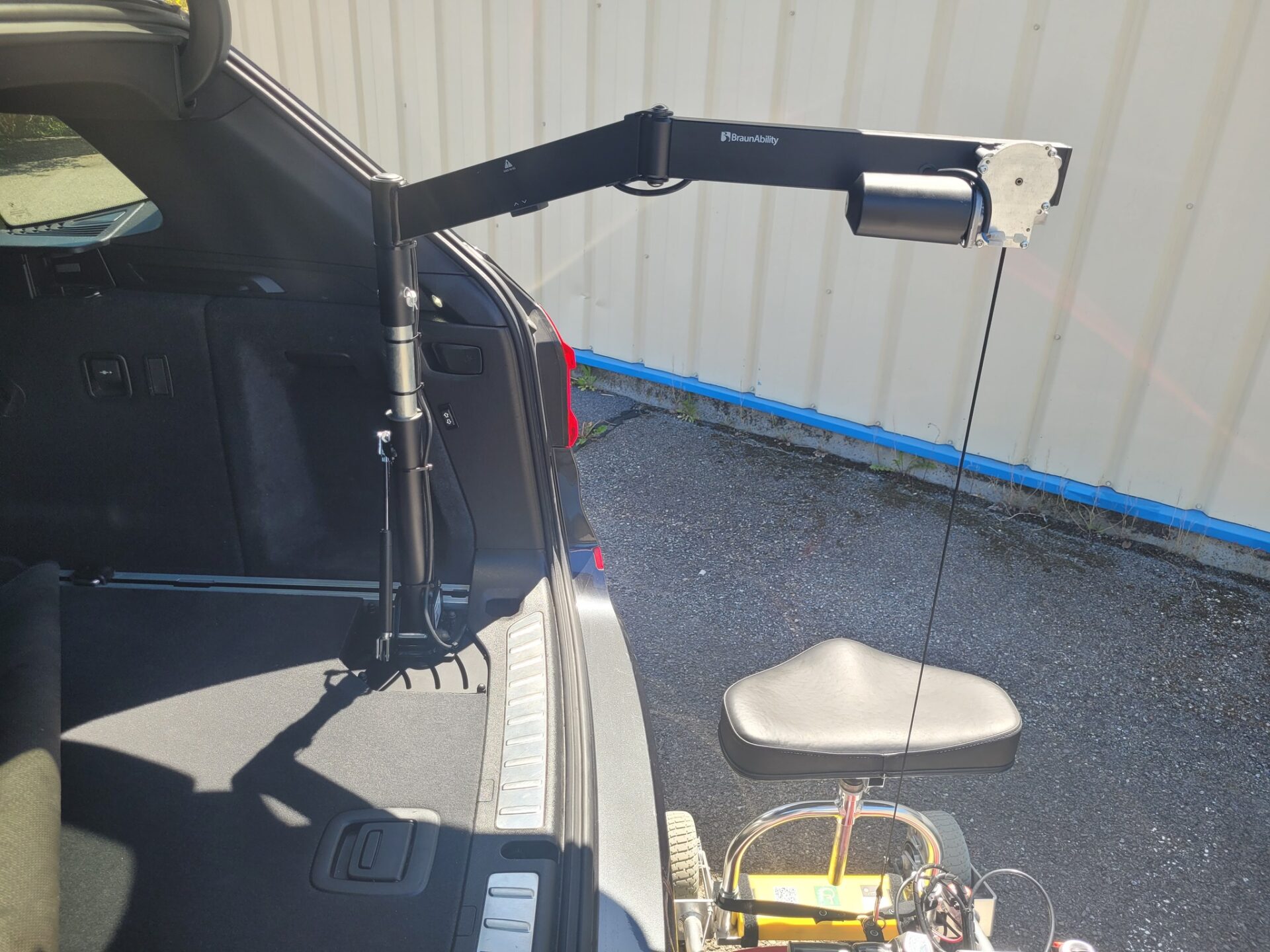 Installation d'une Grue de Coffre Carolift 40 par Braun Ability dans une BMW X5