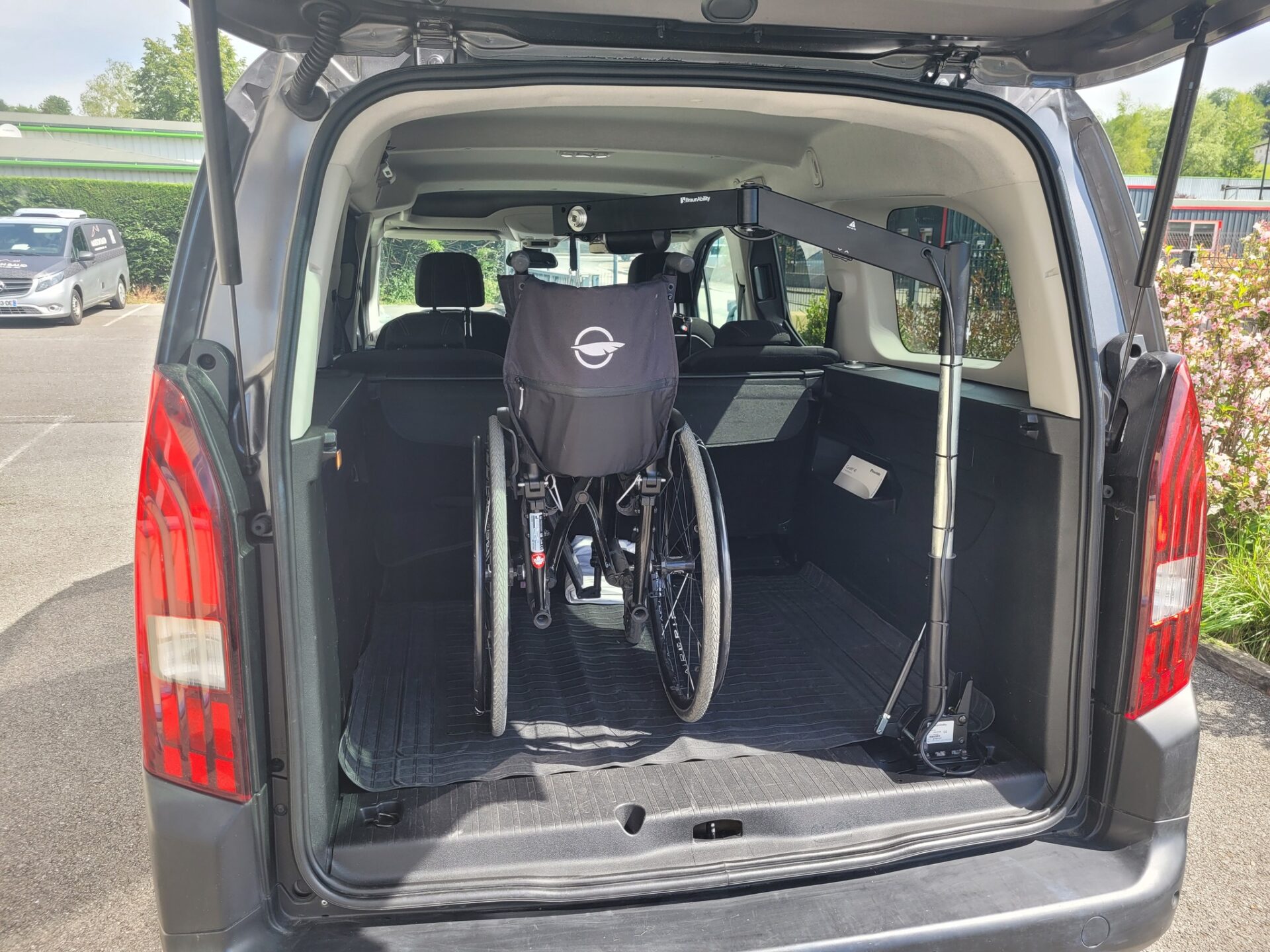 Installation d'une Grue de Coffre Carolift 40 par Braun Ability dans une Peugot Rifter