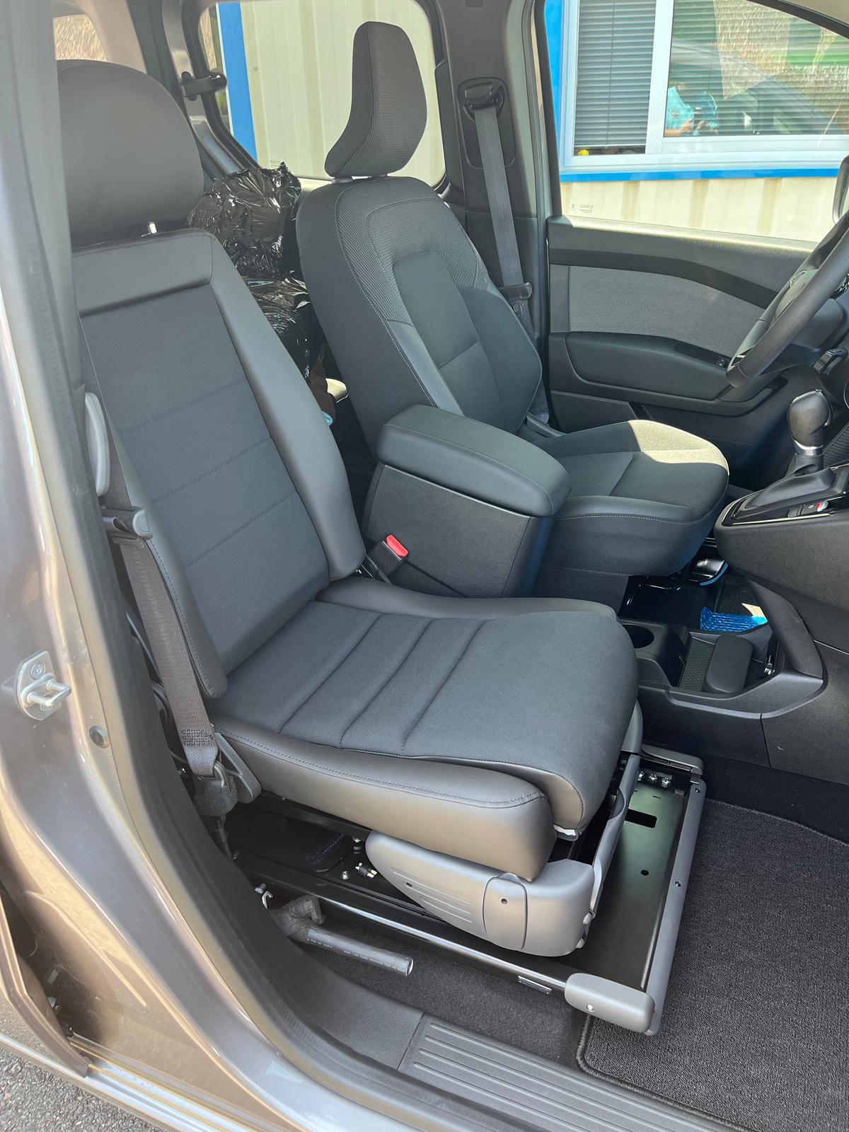 Aménagement d'aide au transfert et chargement d'un fauteuil roulant sur un Renault Kangoo de 2025