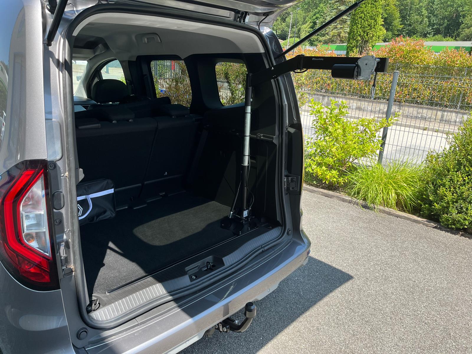 Aménagement d'aide au transfert et chargement d'un fauteuil roulant sur un Renault Kangoo de 2025