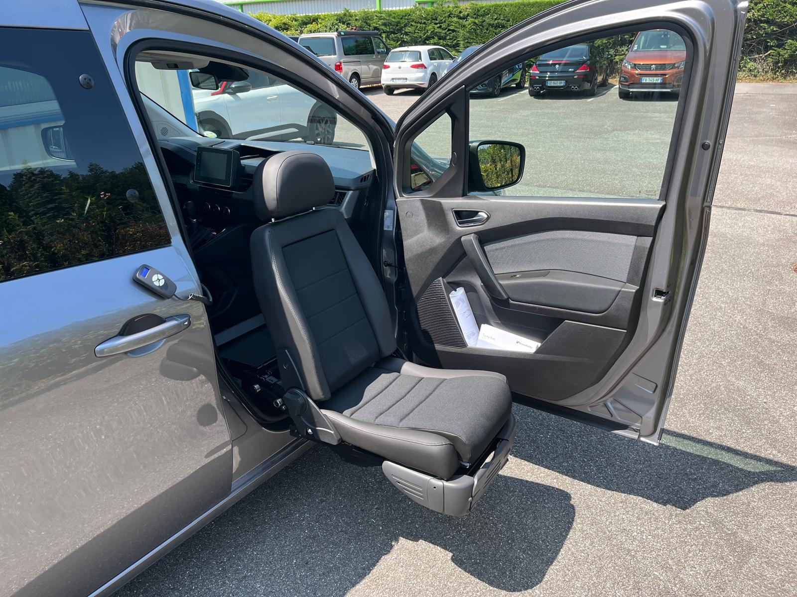 Aménagement d'aide au transfert et chargement d'un fauteuil roulant sur un Renault Kangoo de 2025