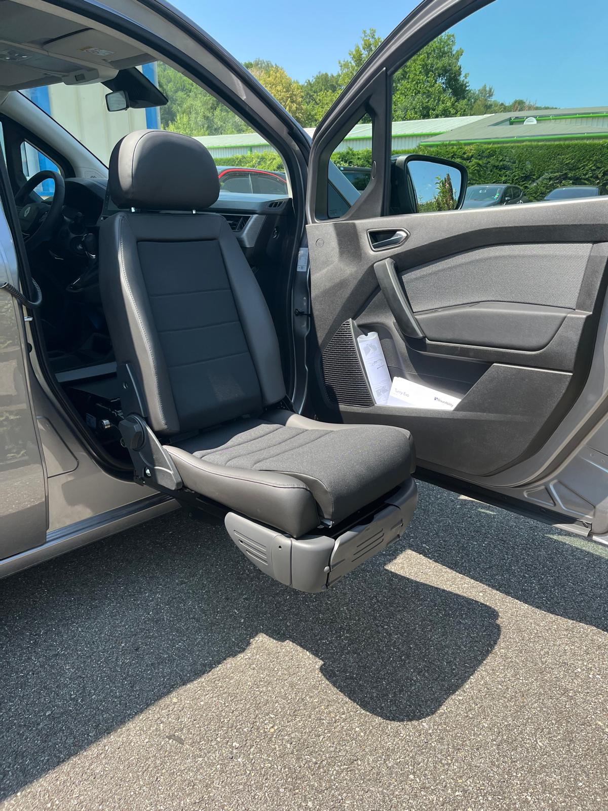 Aménagement d'aide au transfert et chargement d'un fauteuil roulant sur un Renault Kangoo de 2025