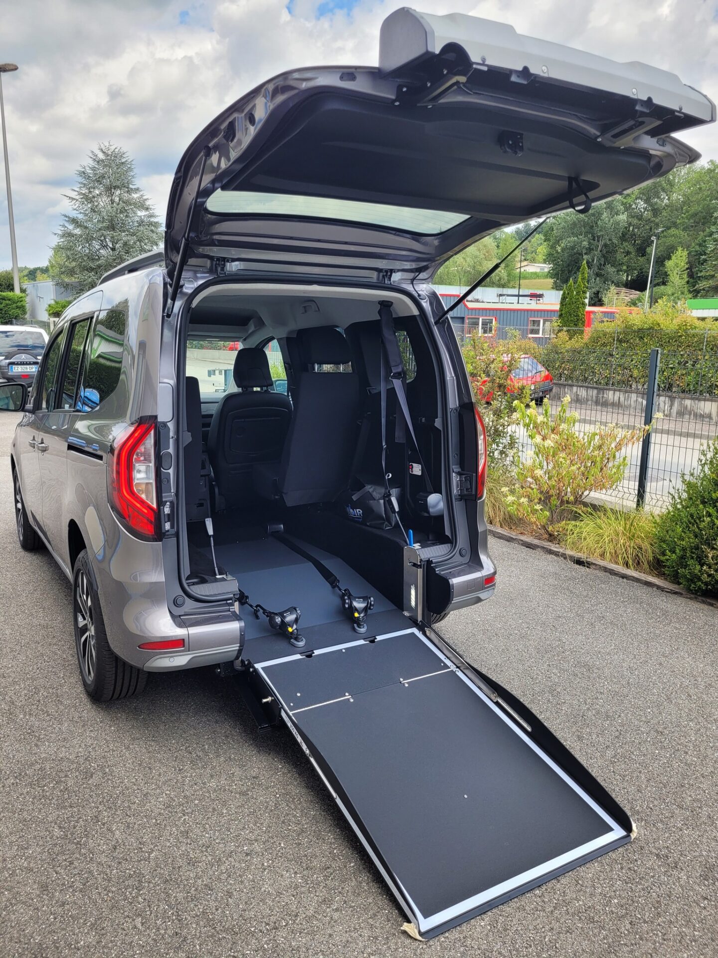 livraison d'un Renault Kangoo de 2025 TPMR. Ce véhicule a été décaissé en partie arrière, pour permettre le transport d'une personne en fauteuil roulant.