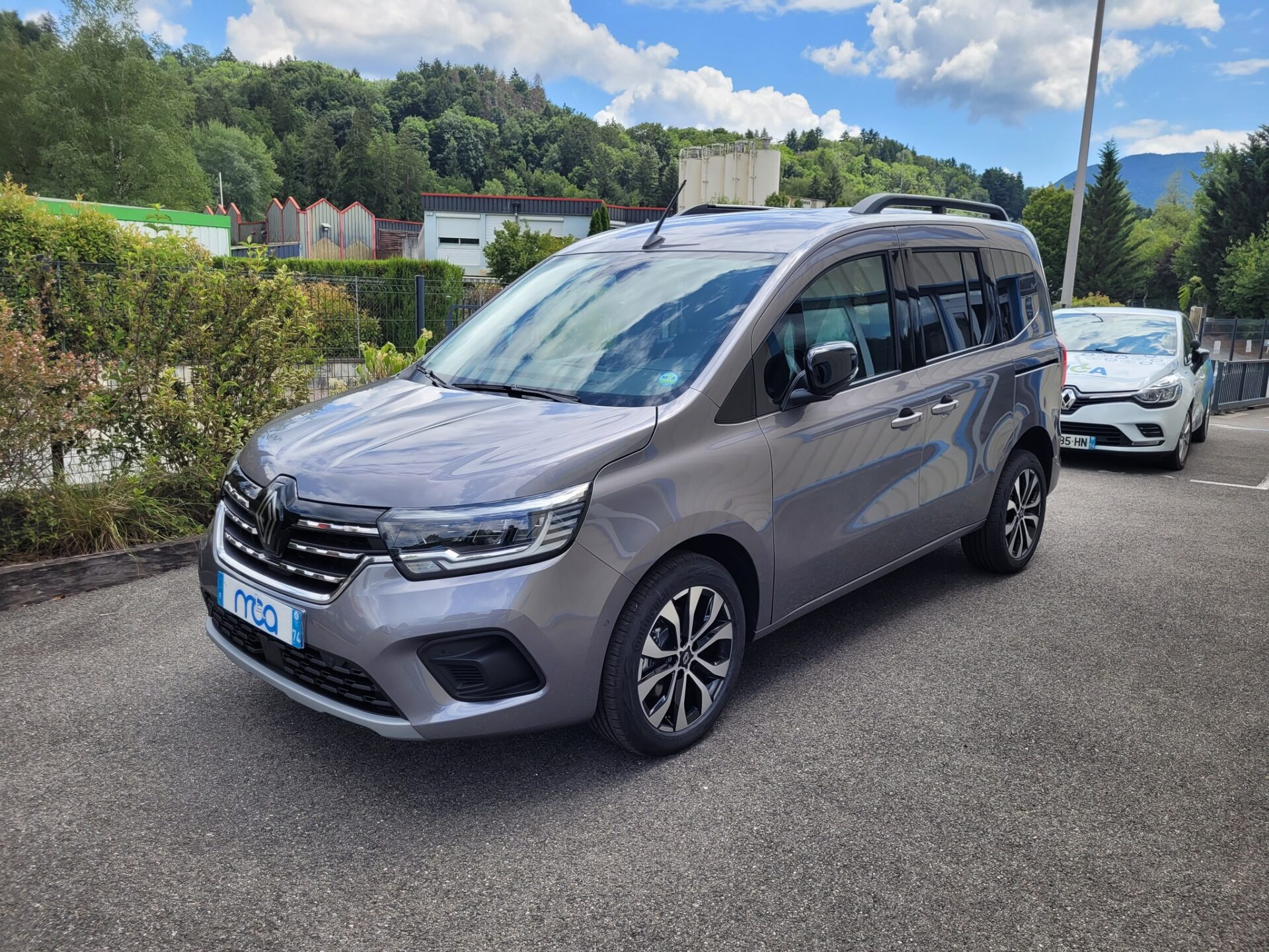 livraison d'un Renault Kangoo de 2025 TPMR. Ce véhicule a été décaissé en partie arrière, pour permettre le transport d'une personne en fauteuil roulant.