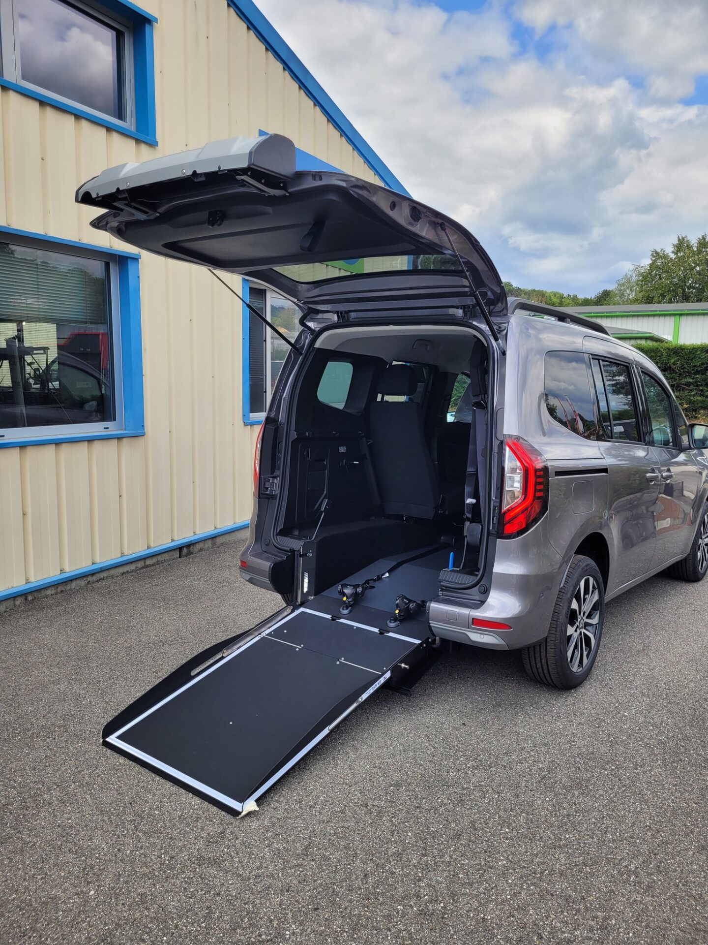 livraison d'un Renault Kangoo de 2025 TPMR. Ce véhicule a été décaissé en partie arrière, pour permettre le transport d'une personne en fauteuil roulant.