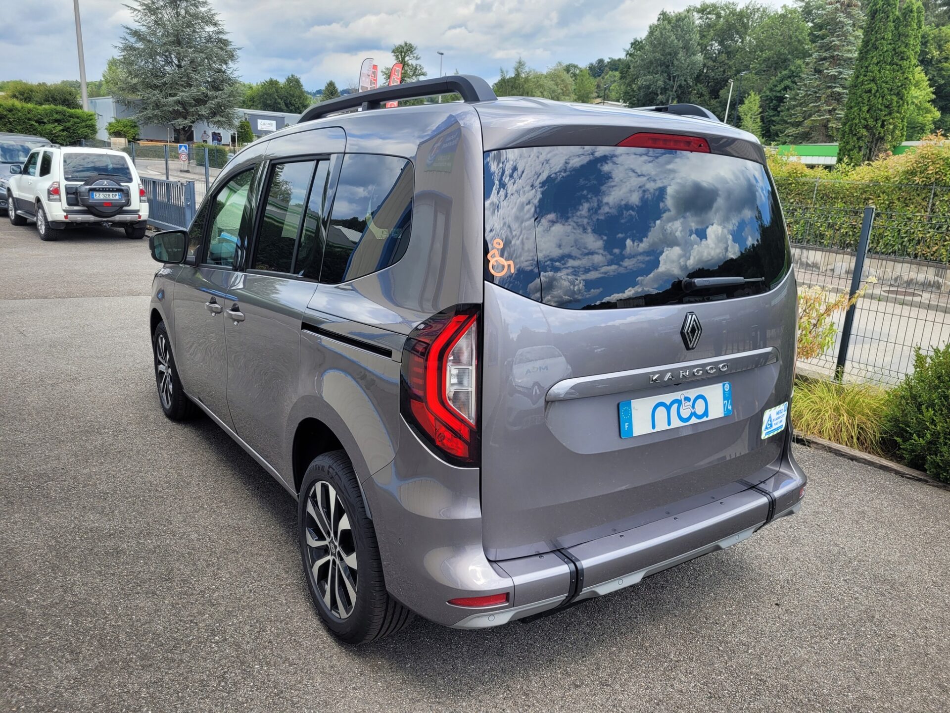 livraison d'un Renault Kangoo de 2025 TPMR. Ce véhicule a été décaissé en partie arrière, pour permettre le transport d'une personne en fauteuil roulant.