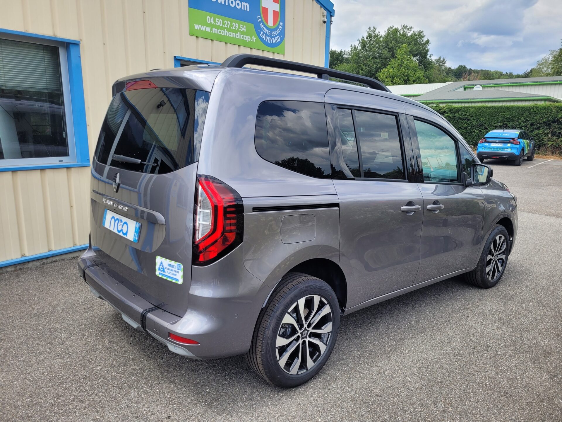 livraison d'un Renault Kangoo de 2025 TPMR. Ce véhicule a été décaissé en partie arrière, pour permettre le transport d'une personne en fauteuil roulant.