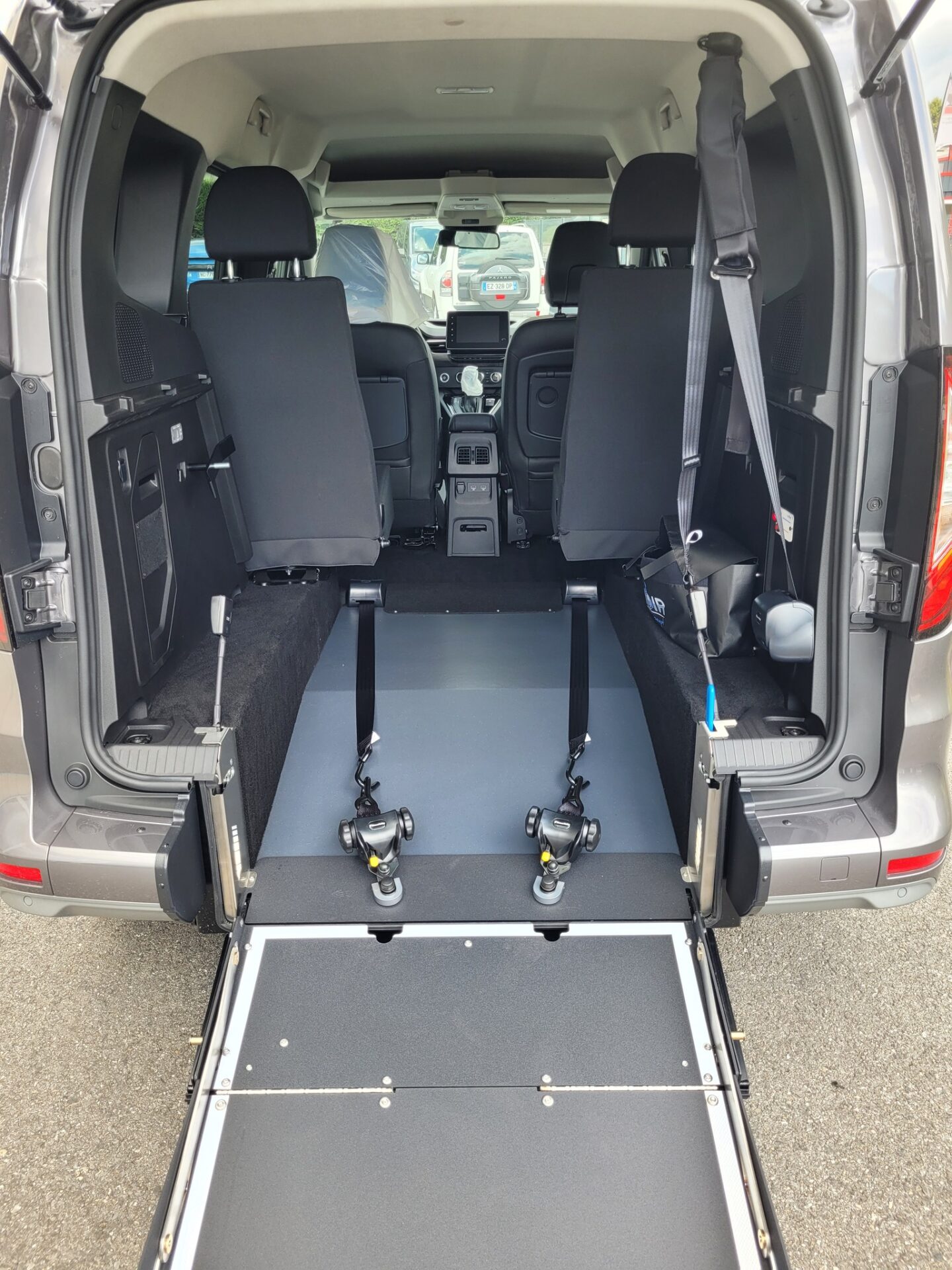 livraison d'un Renault Kangoo de 2025 TPMR. Ce véhicule a été décaissé en partie arrière, pour permettre le transport d'une personne en fauteuil roulant.